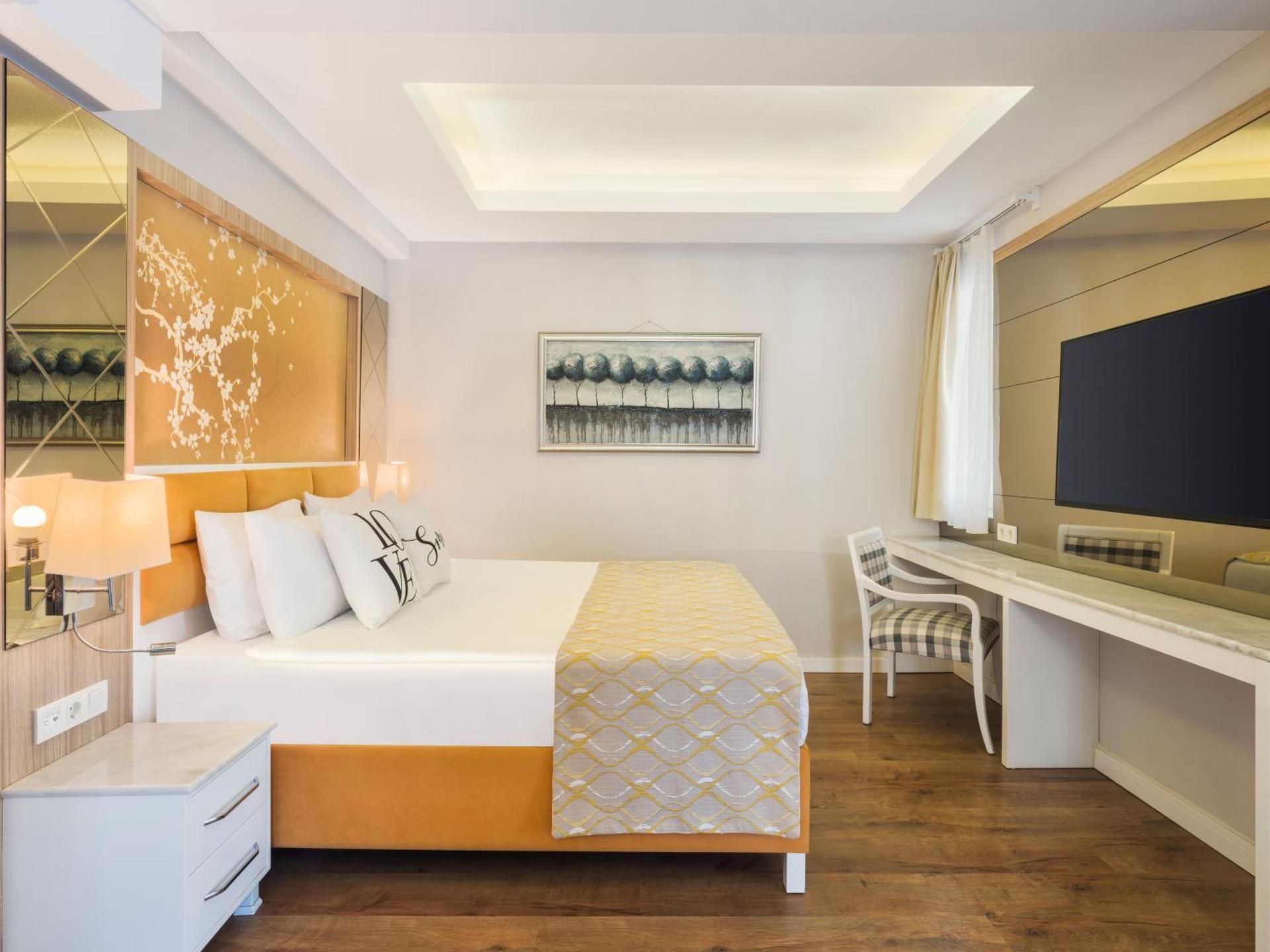 Lake House Swim- up Standart Room