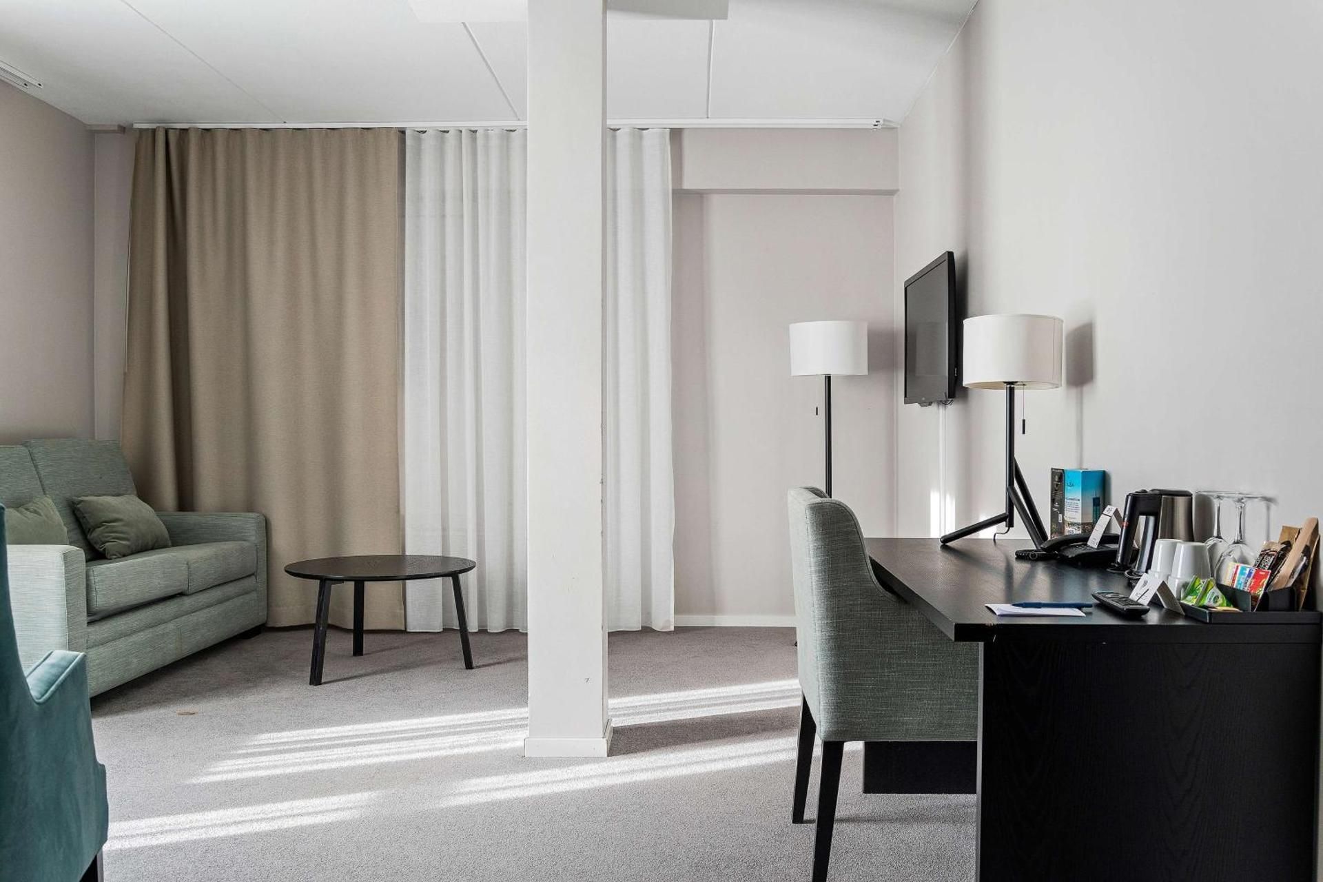 2 Single Beds, Nonsmoking, Family Room, Sofabed, Separate Living Area