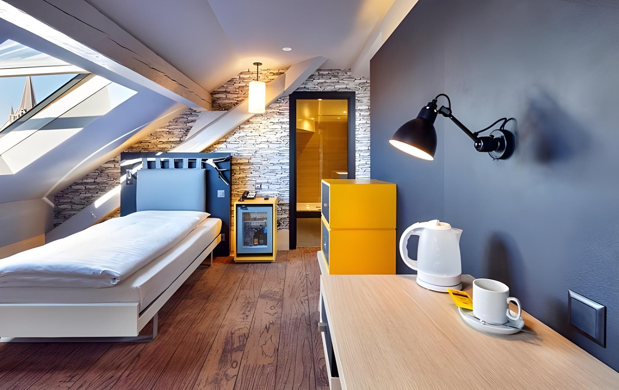 Single Room with Street View