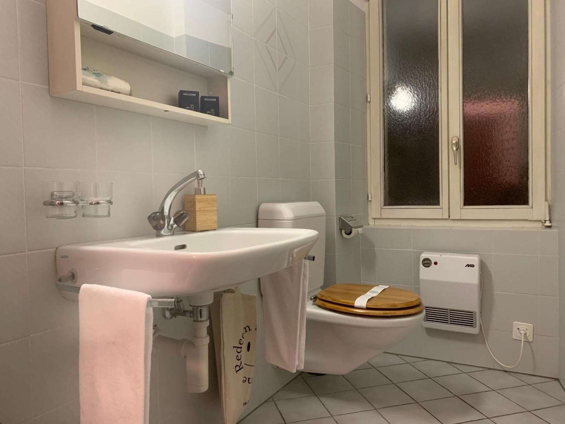 Deluxe One-Bedroom Apartment