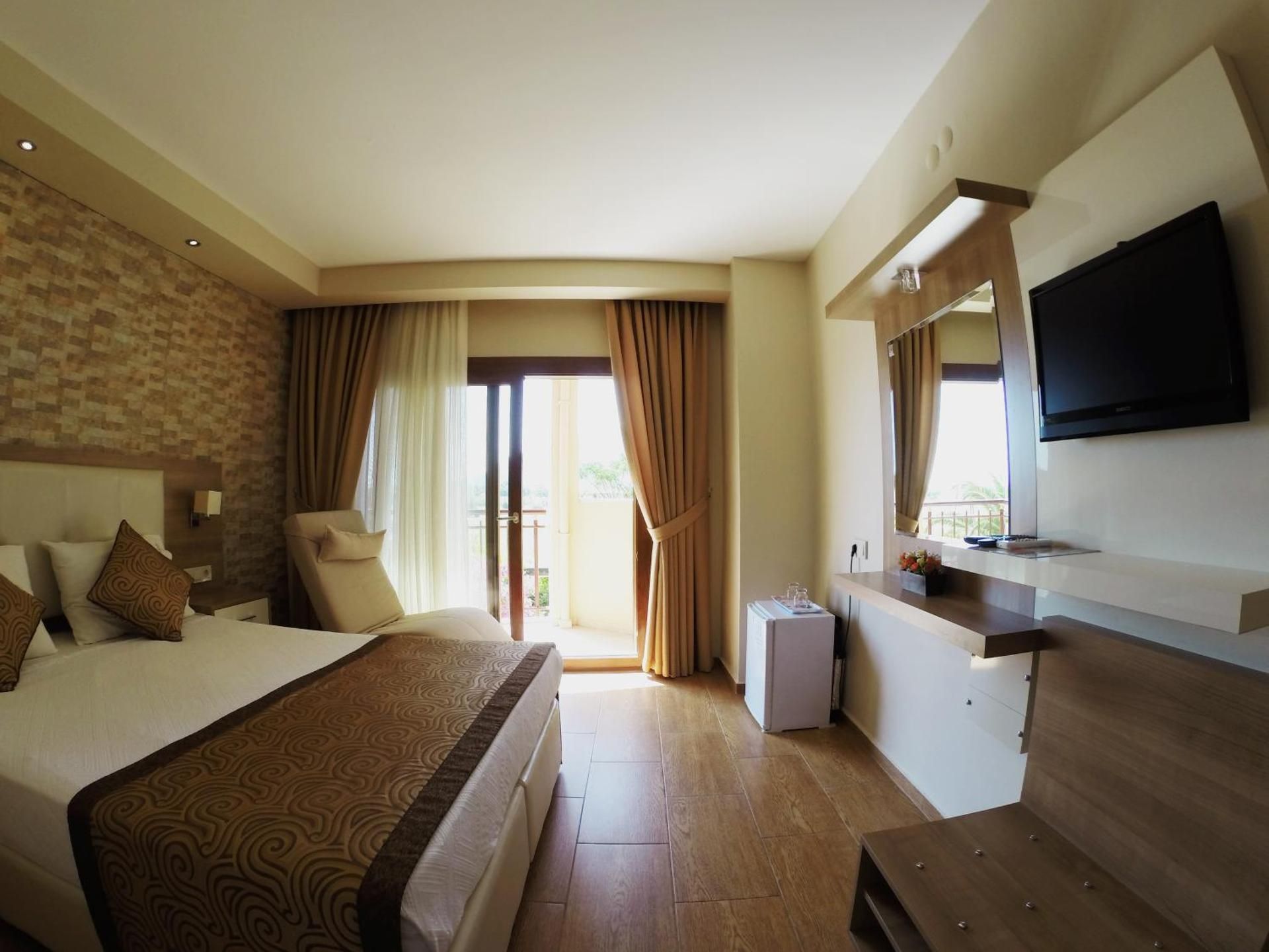 Superior Double Room with Side Sea View 
