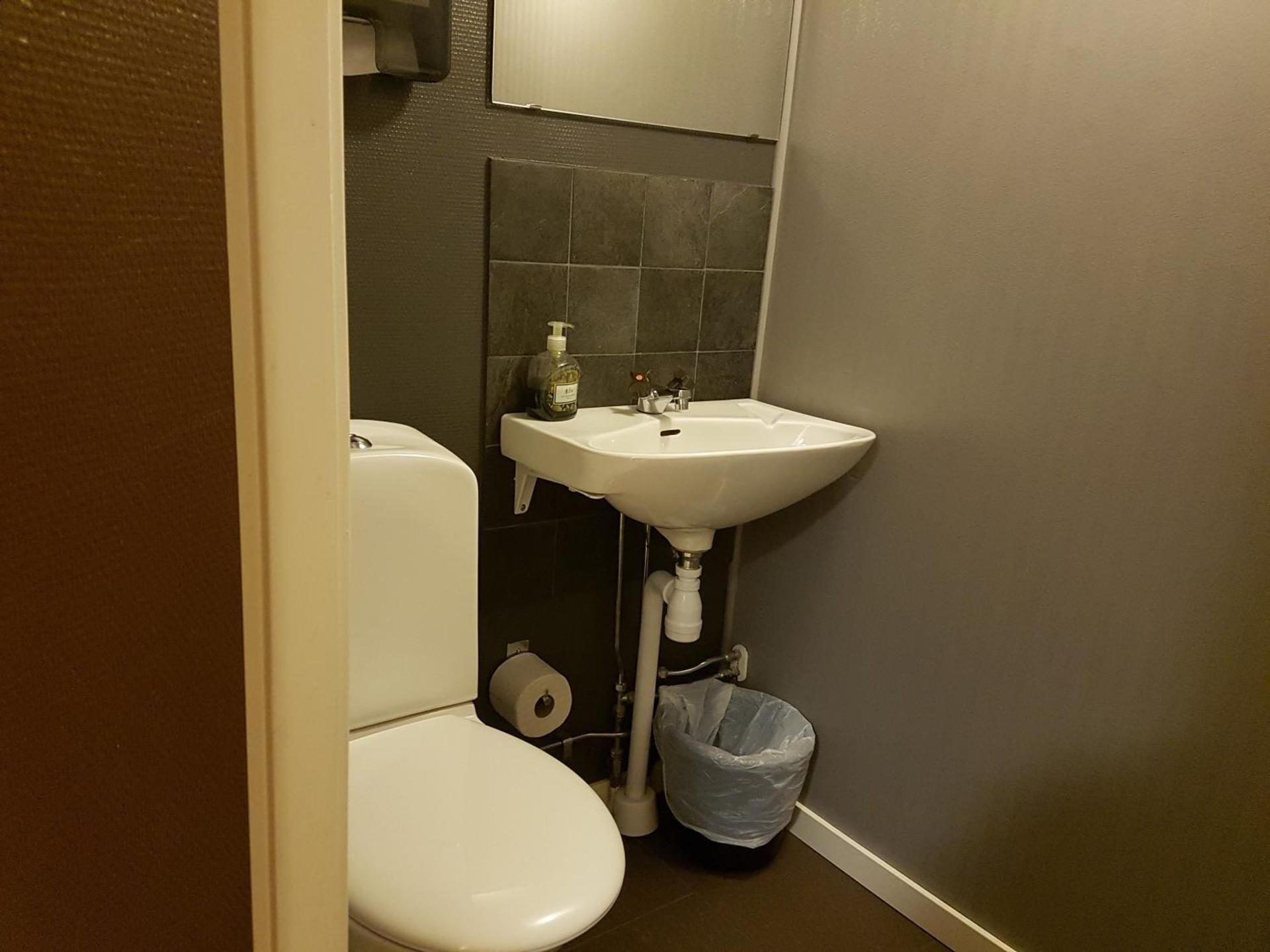 Economy Twin Room with Shared Bathroom