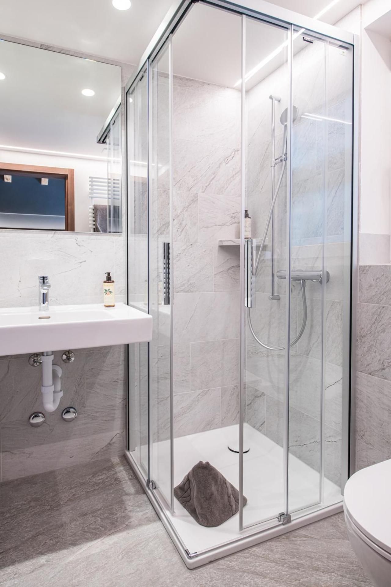 BaseCamp Hotel Standard Double Room 3