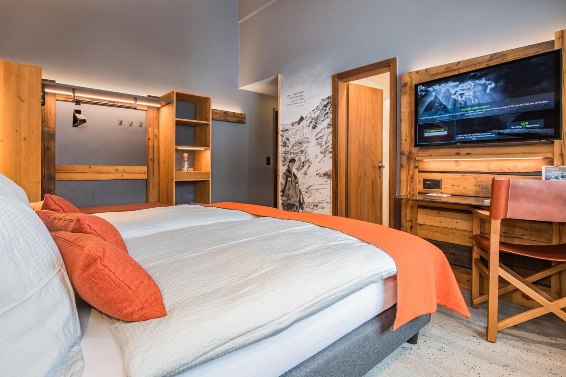 BaseCamp Hotel Standard Double Room 2