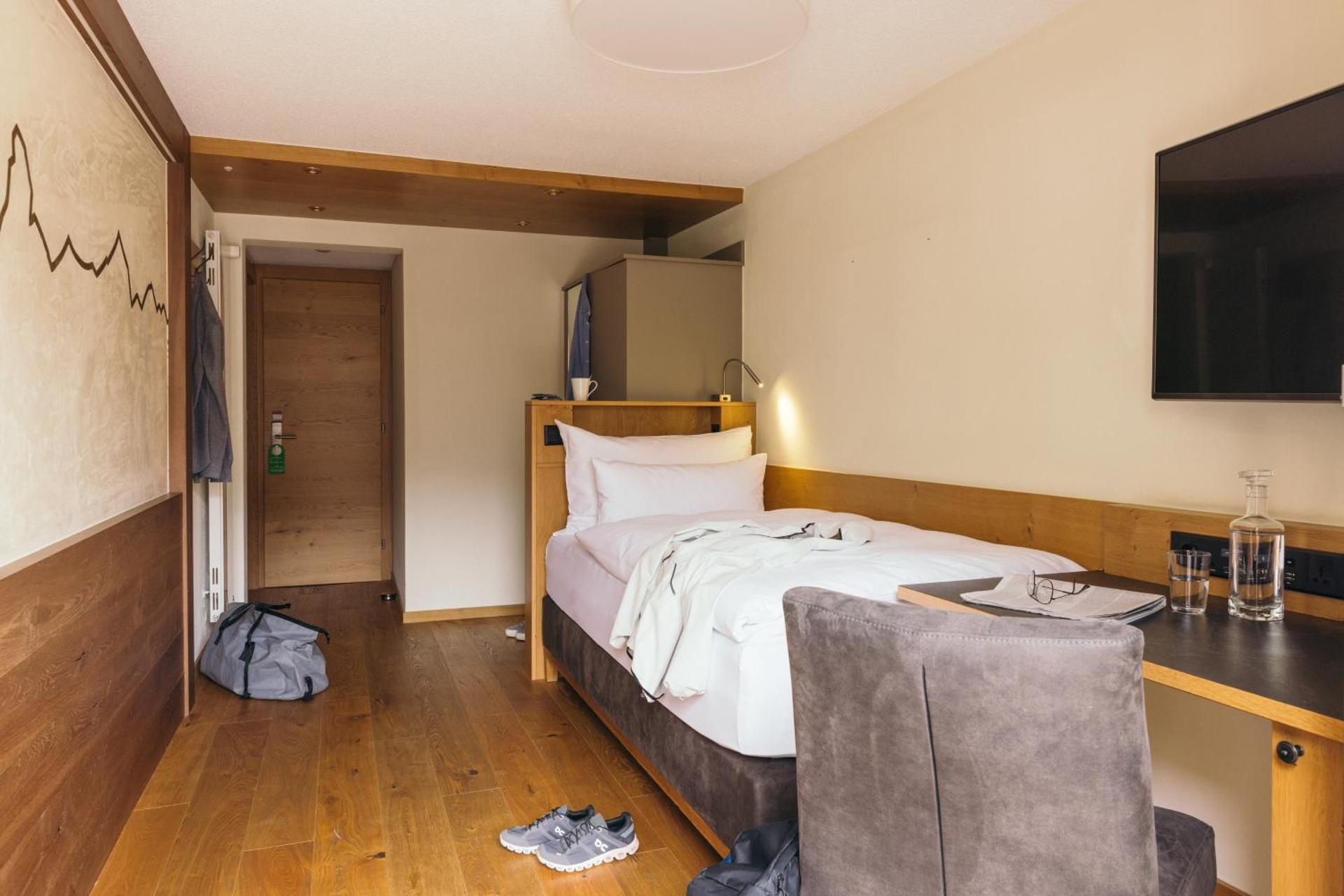 Single Room - Mountain View