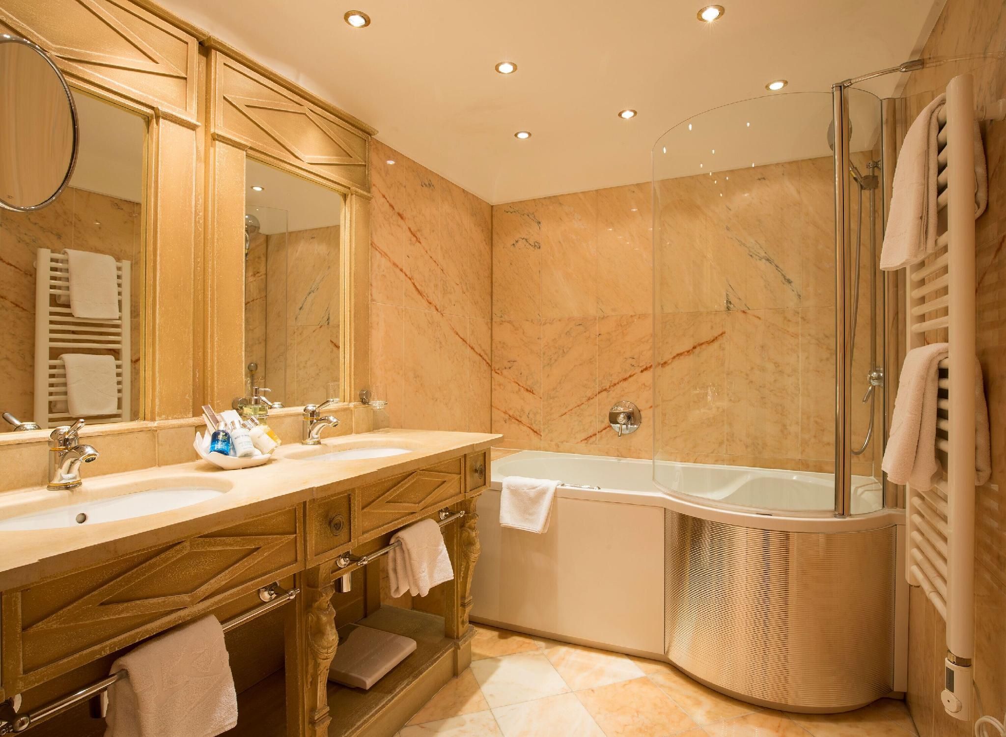 Luxury Suite