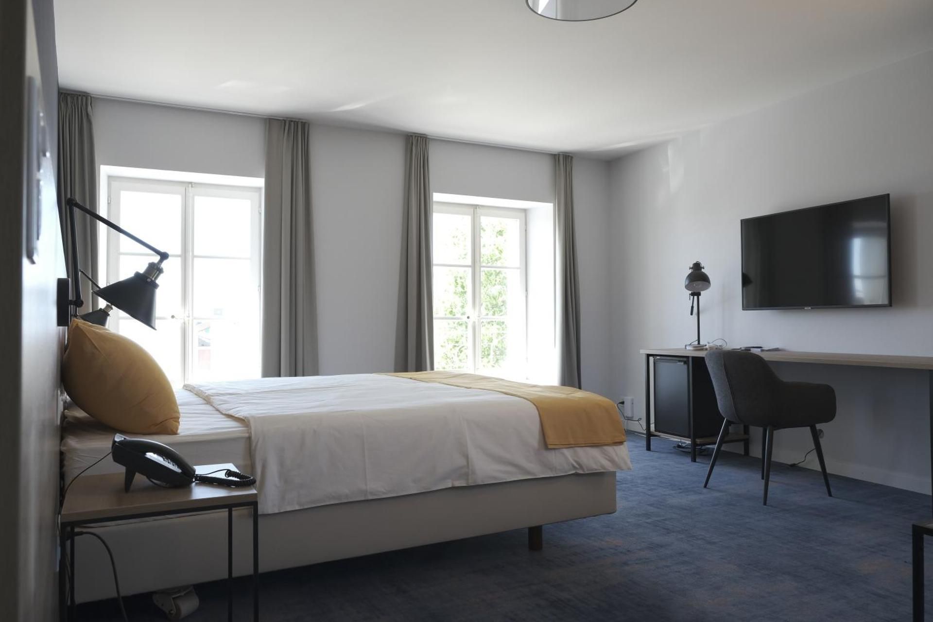Suite with Lake View