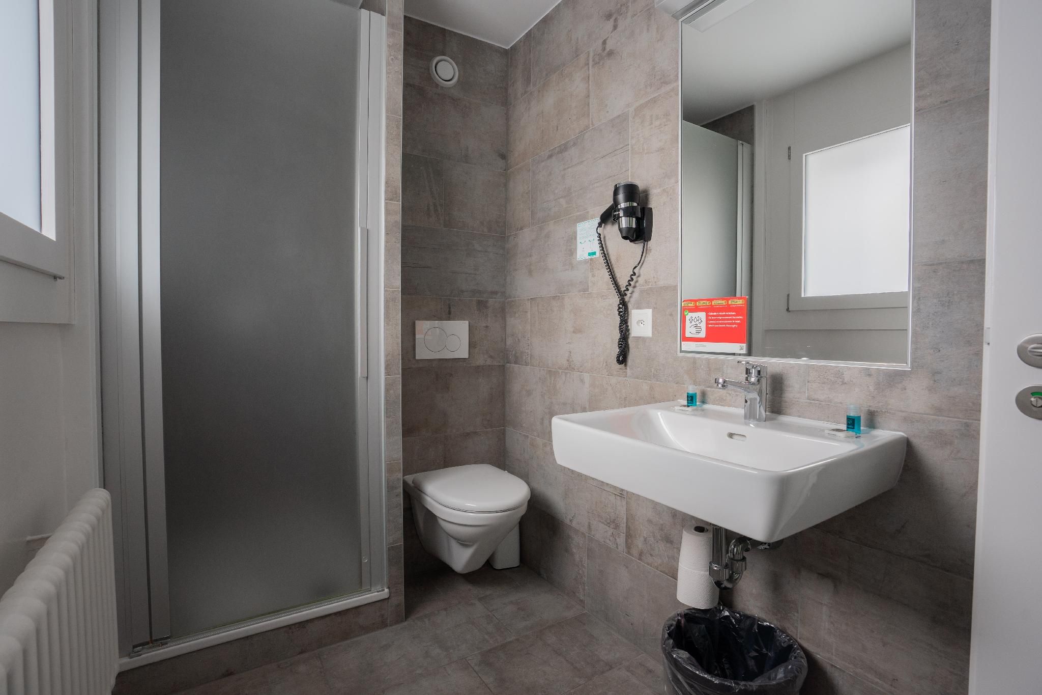 Nyon Hostel Family - 2 Rooms 3