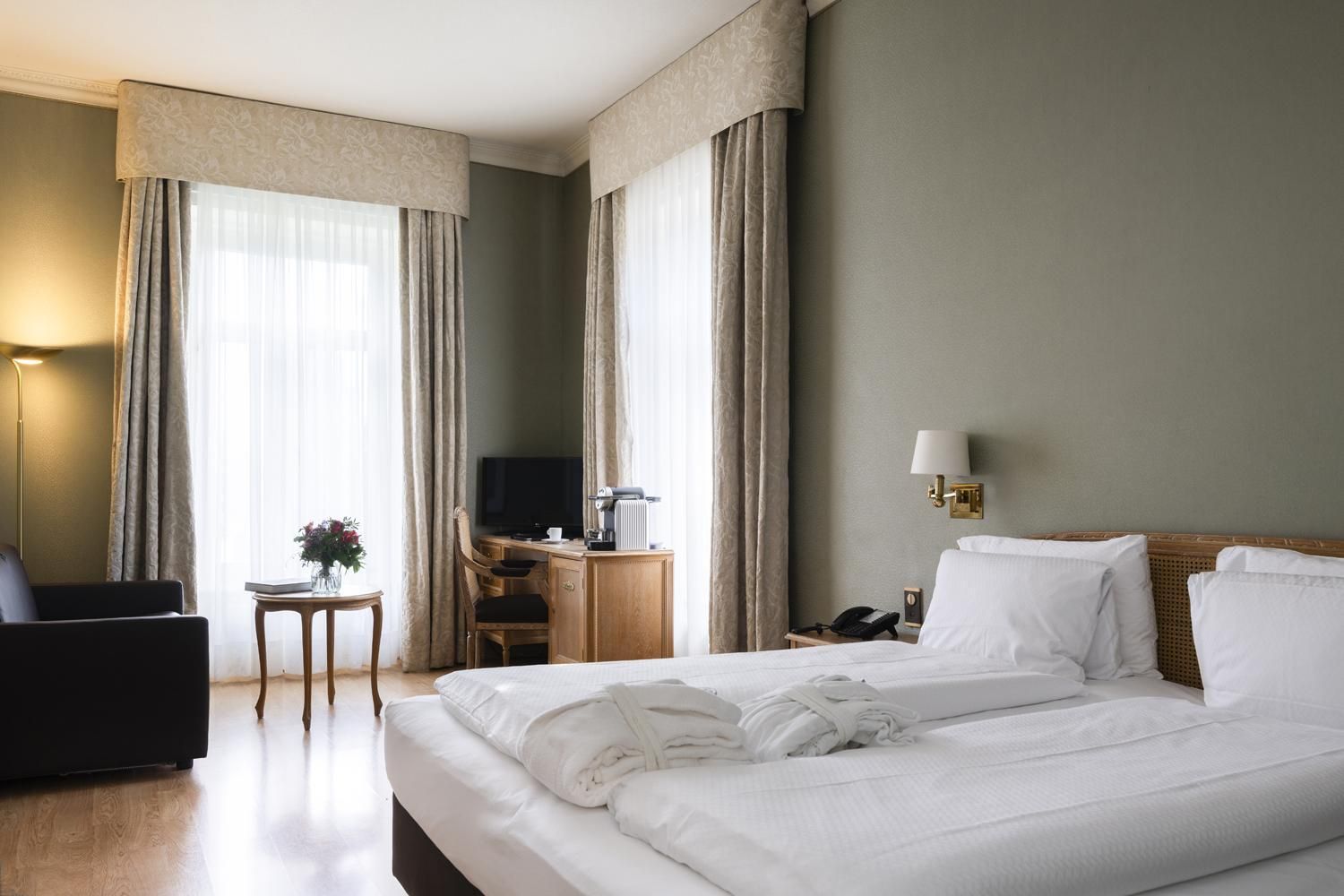 Deluxe King Room with Mountain View