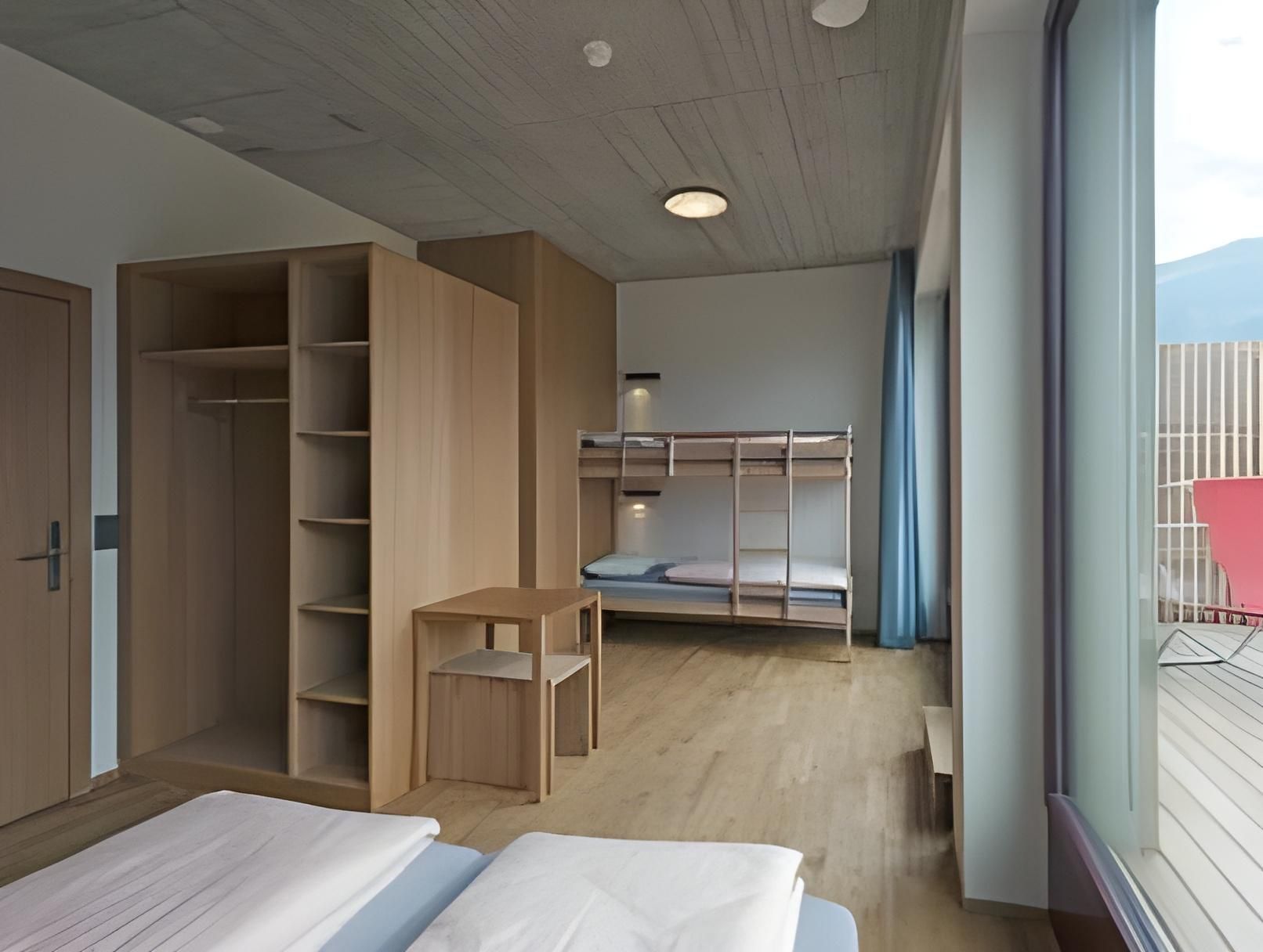 Bed in 4-Bed Mixed Dormitory Room with Shower