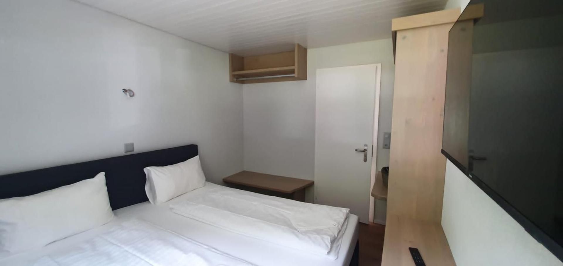 Sleep and Go - Budget Standard Double Room with Shared Bathroom 2