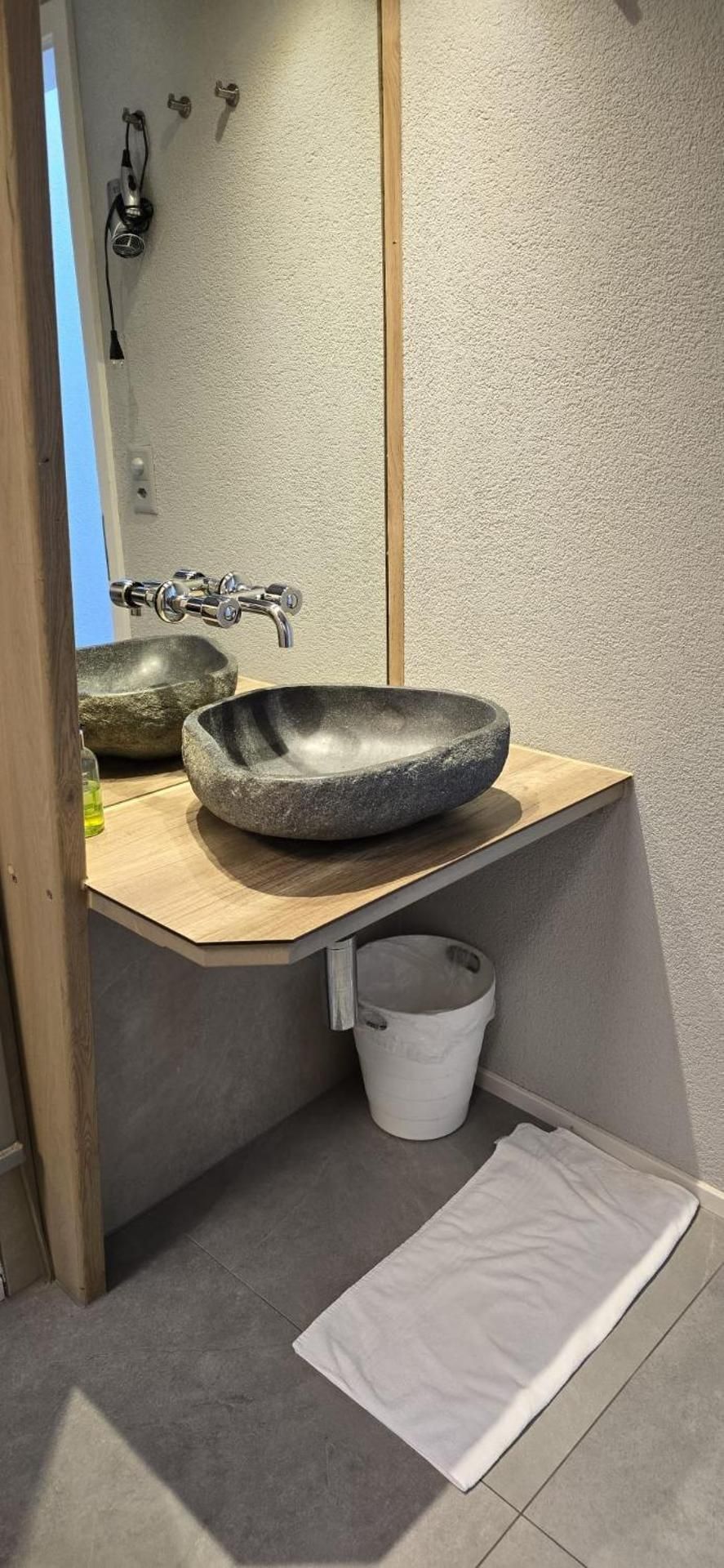 Sleep and Go - Budget Standard Double Room with Shared Bathroom 3