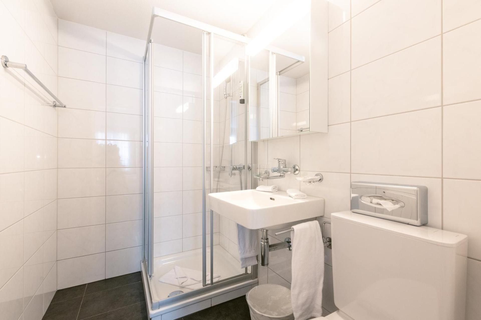 Hotel Kreuz Quadruple Room 3