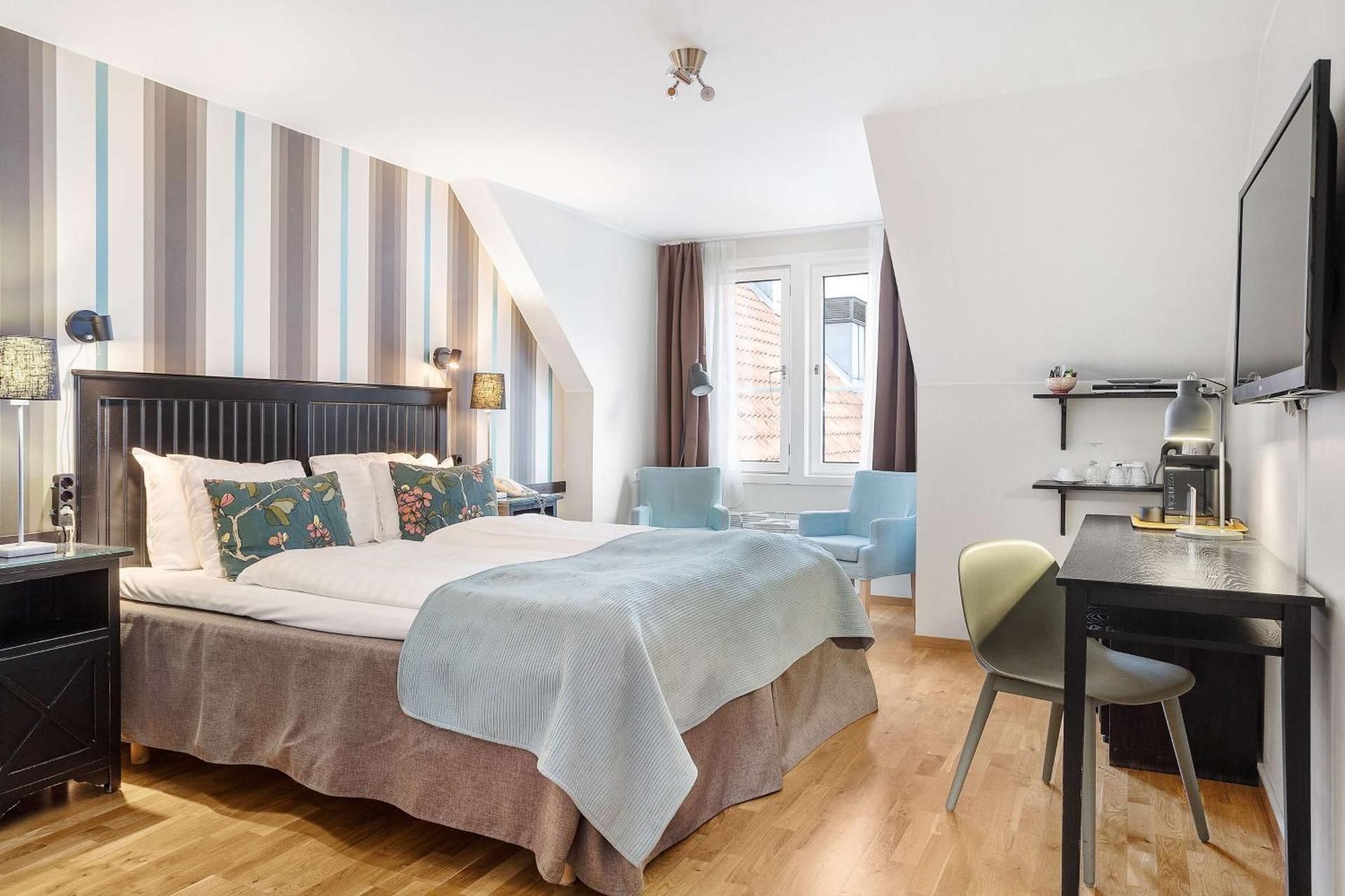 1 Queen Bed, Nonsmoking, Deluxe Room, Top Floor, Air Conditioning