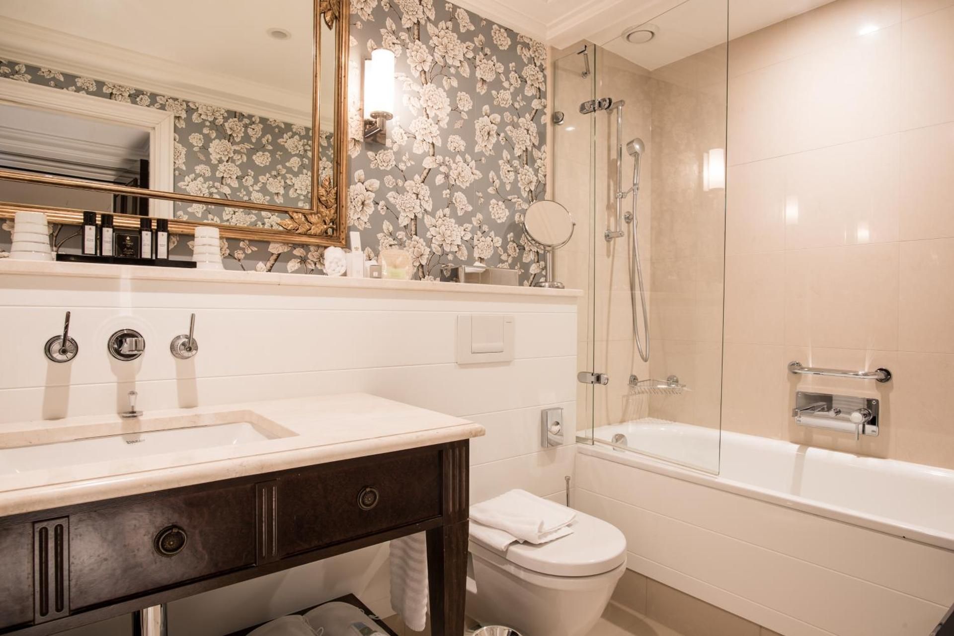 Junior Suite with Lake View