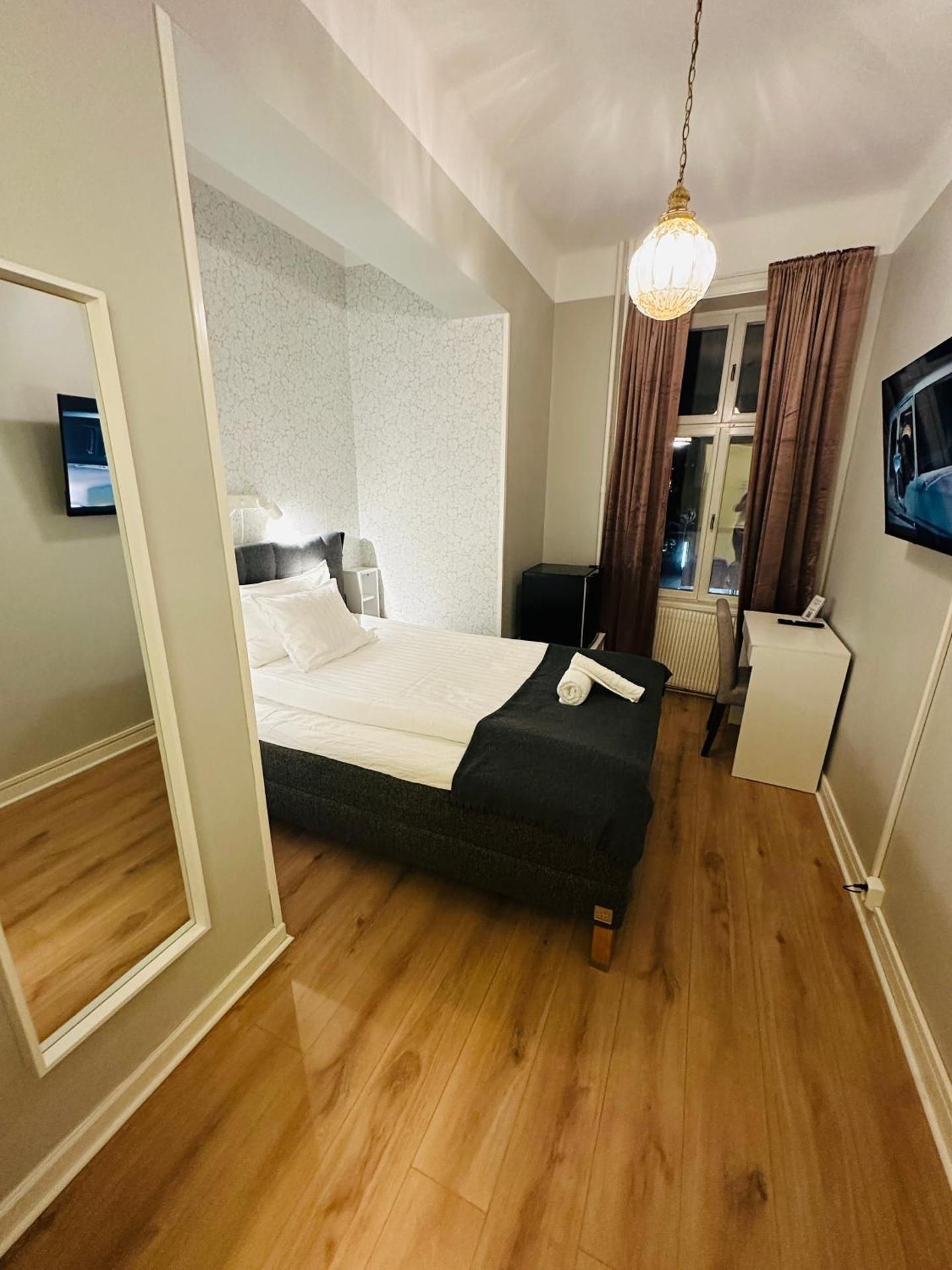 Single Room with Shared Bathroom