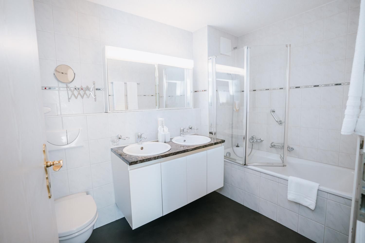 Three-Bedroom Apartment with Lake View - Annex