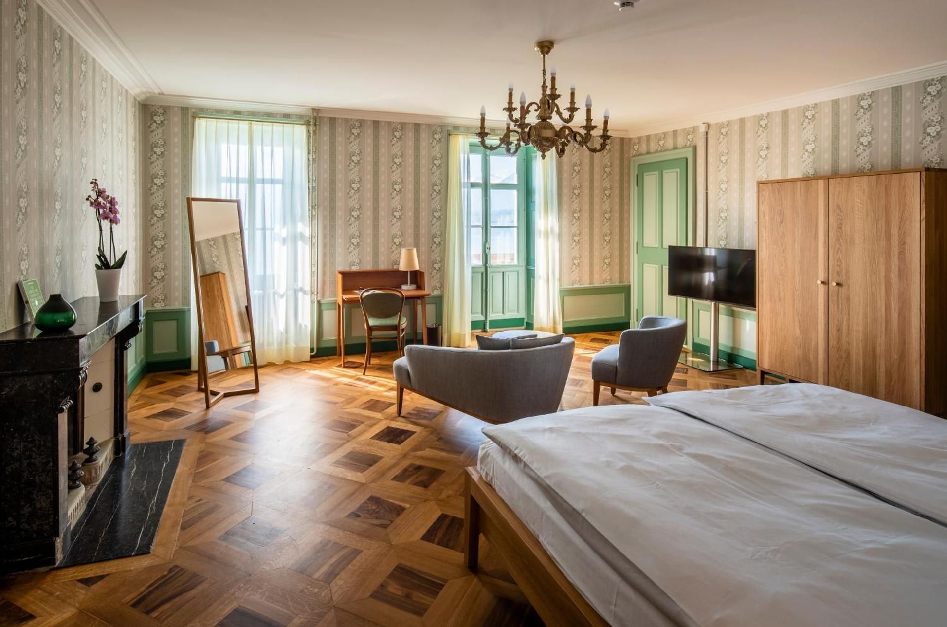Deluxe Double Room with Lake view Balcony