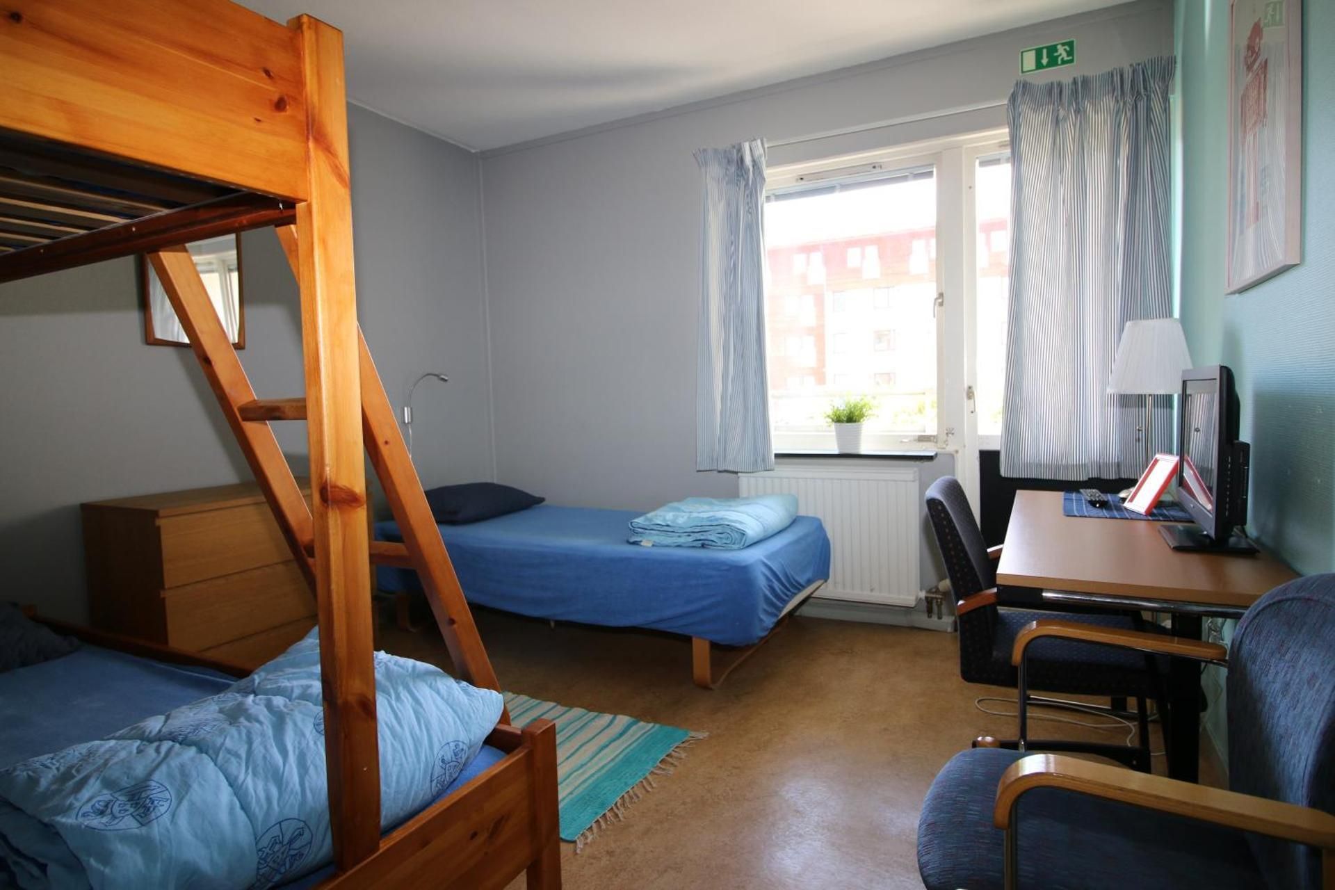 Family Room (2 Adults + 2 Children) with Shared Bathroom