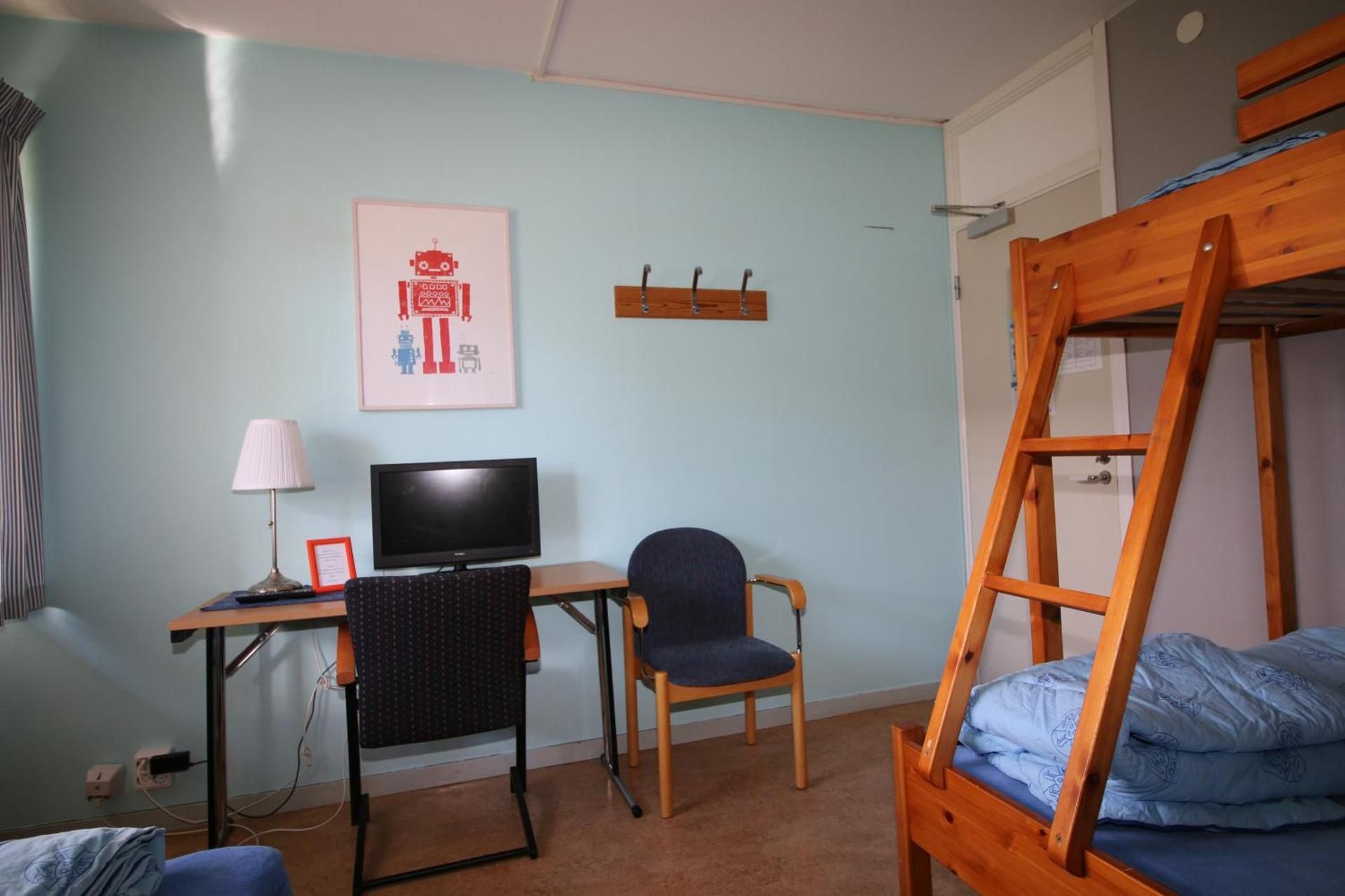 Family Room (2 Adults + 2 Children) with Shared Bathroom