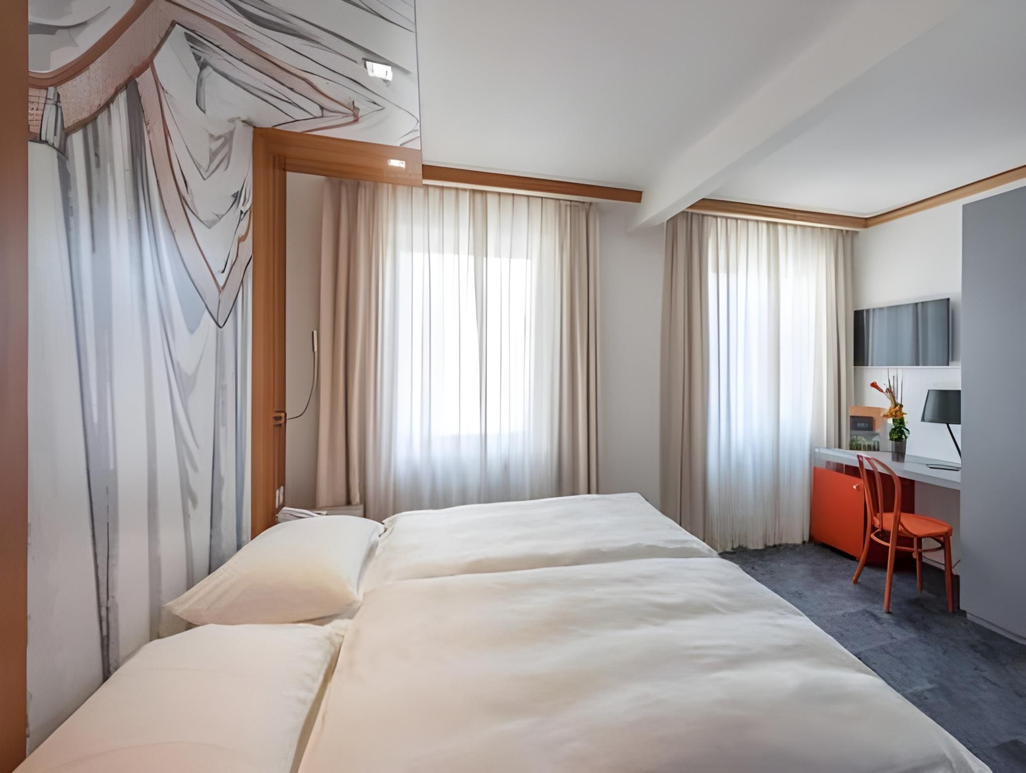 Economy Twin Room with Courtyard View