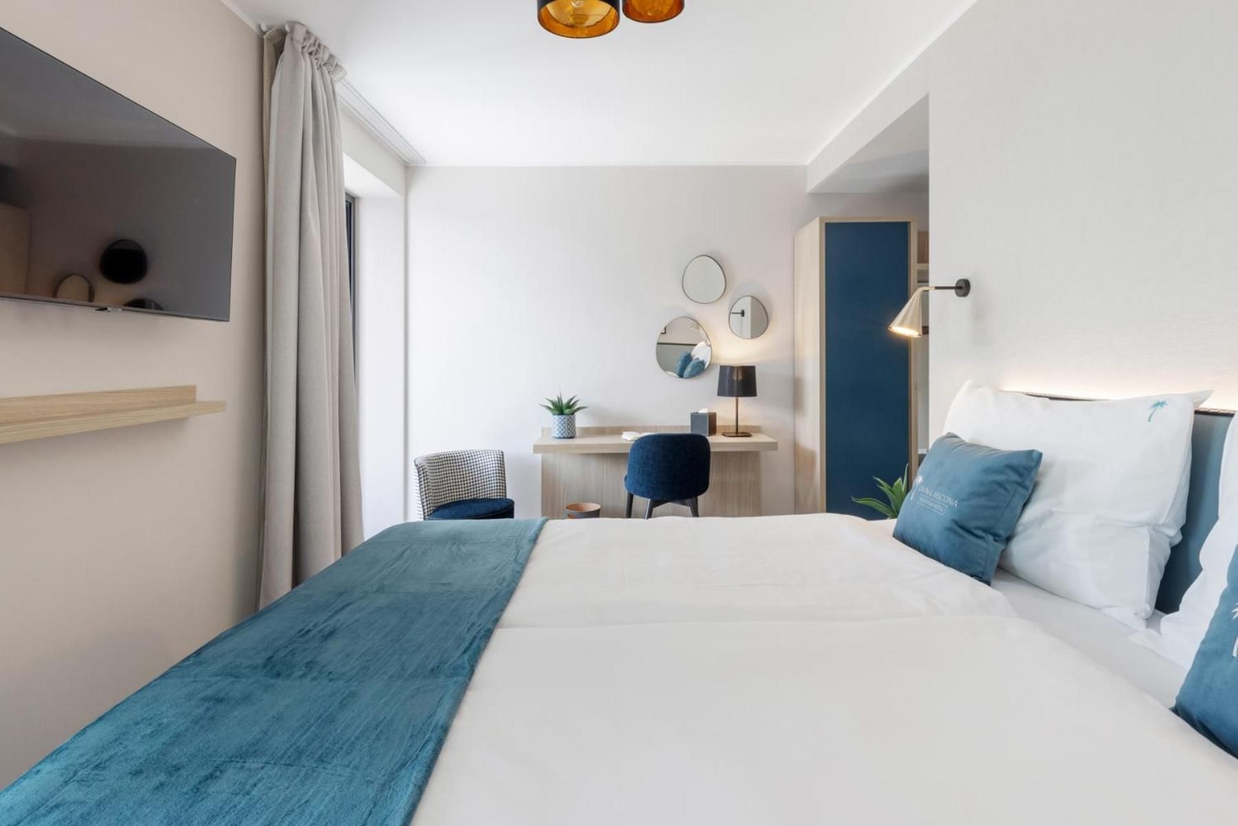 Superior Double Room with Terrace and Partial Lake View