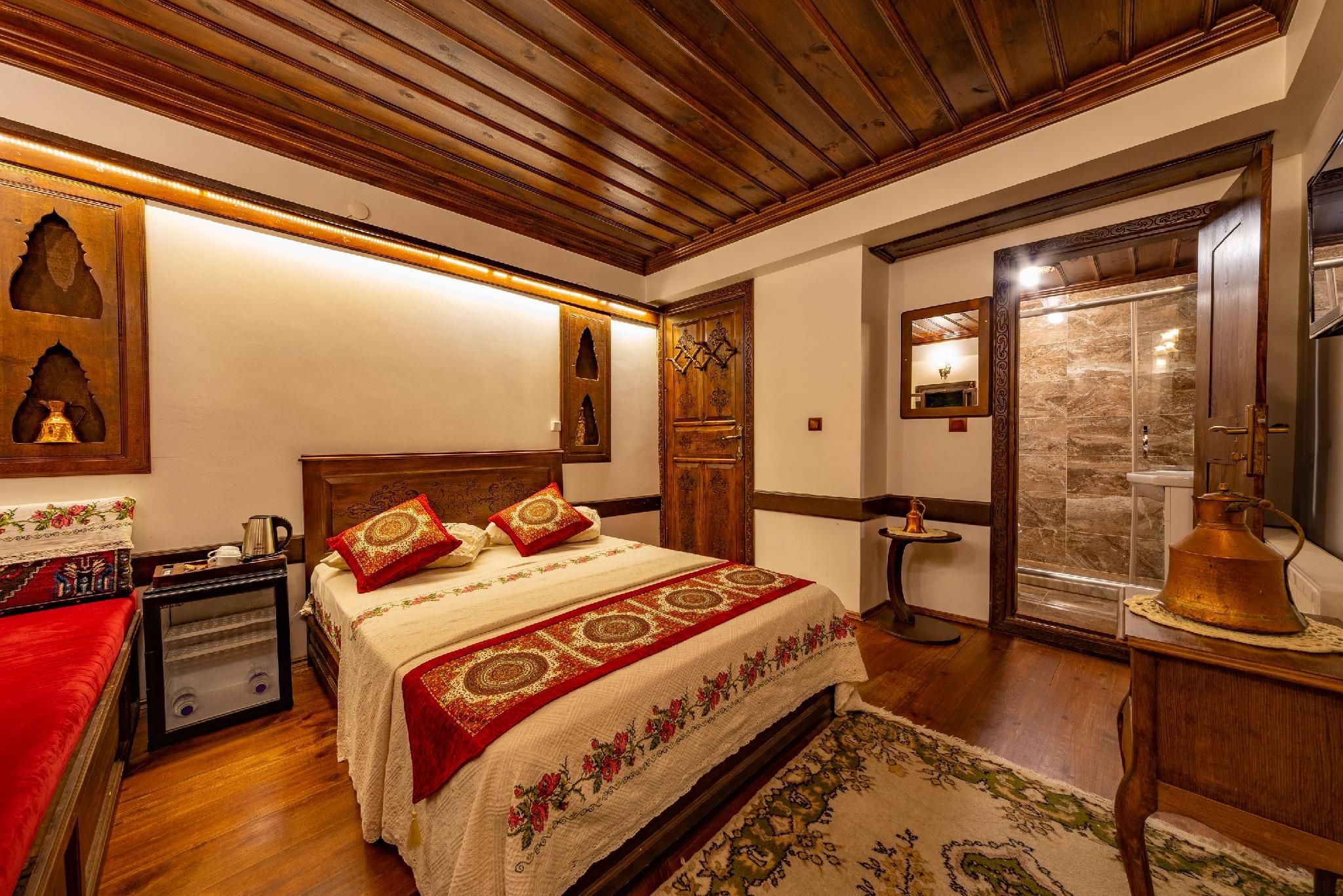 B3 (Standard Double Room, City View Room)