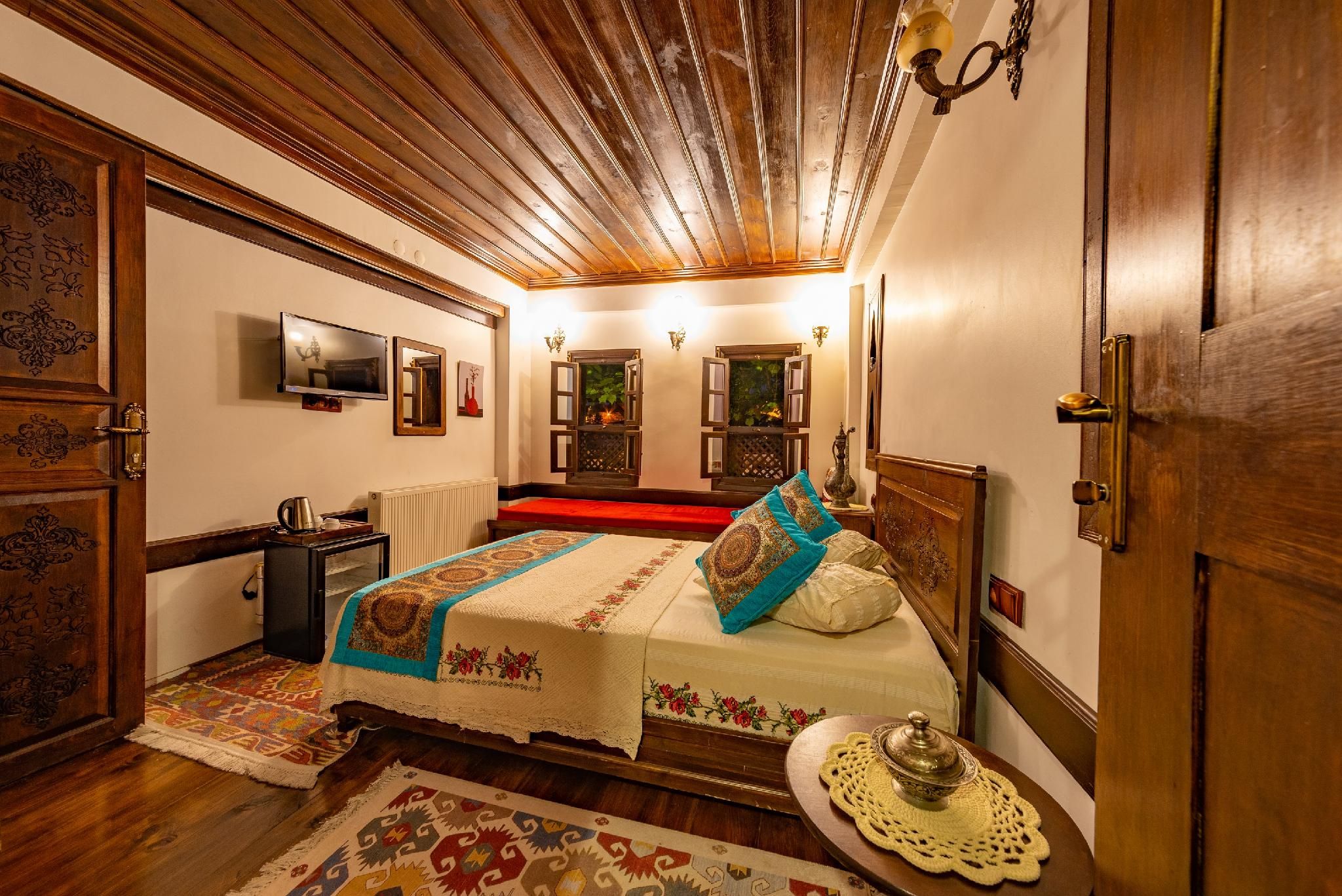 B4 (Standard Double Room, City View Room)
