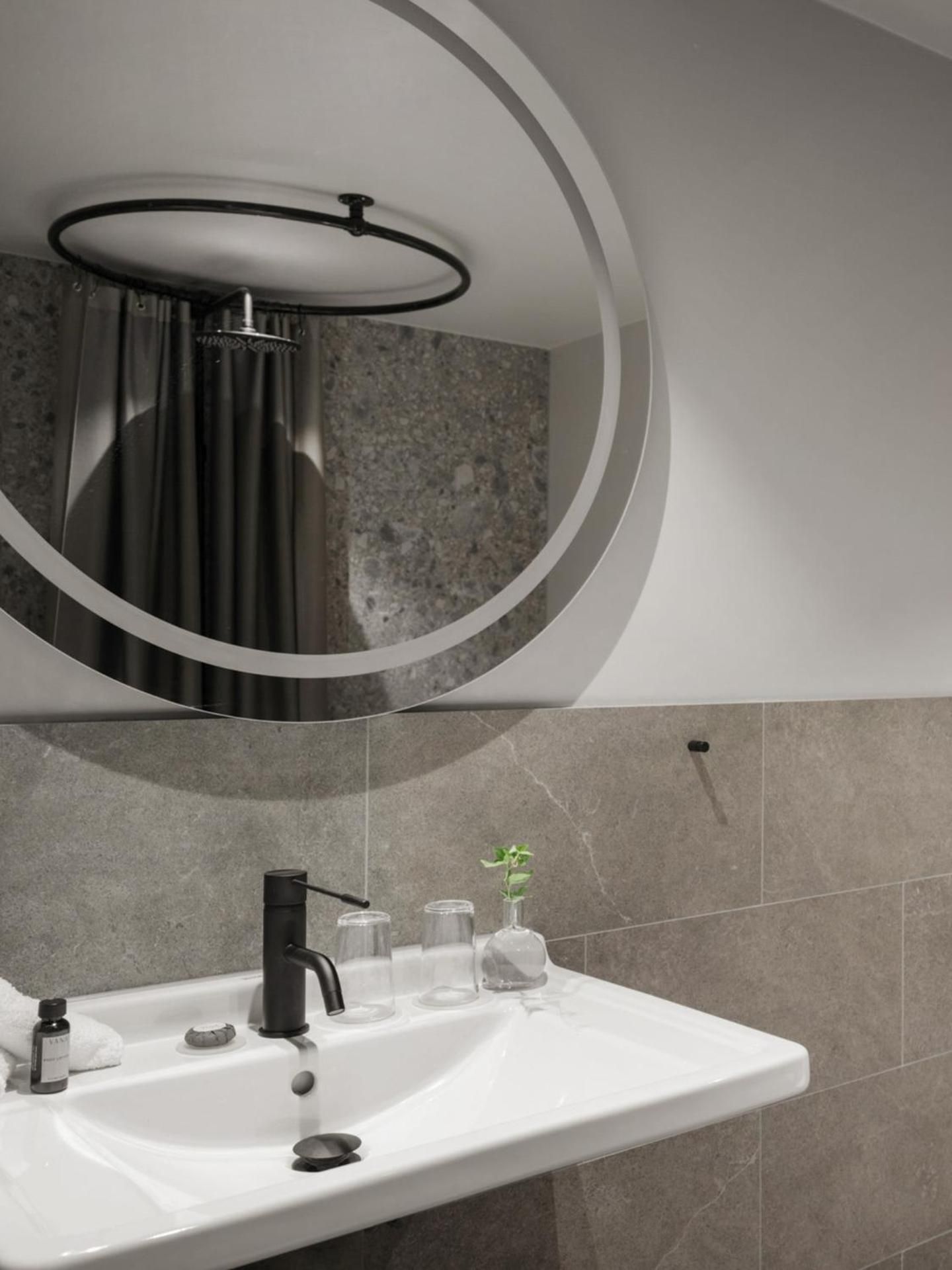 Hidden Oasis without window – Stay & Dinner x Vana Spa