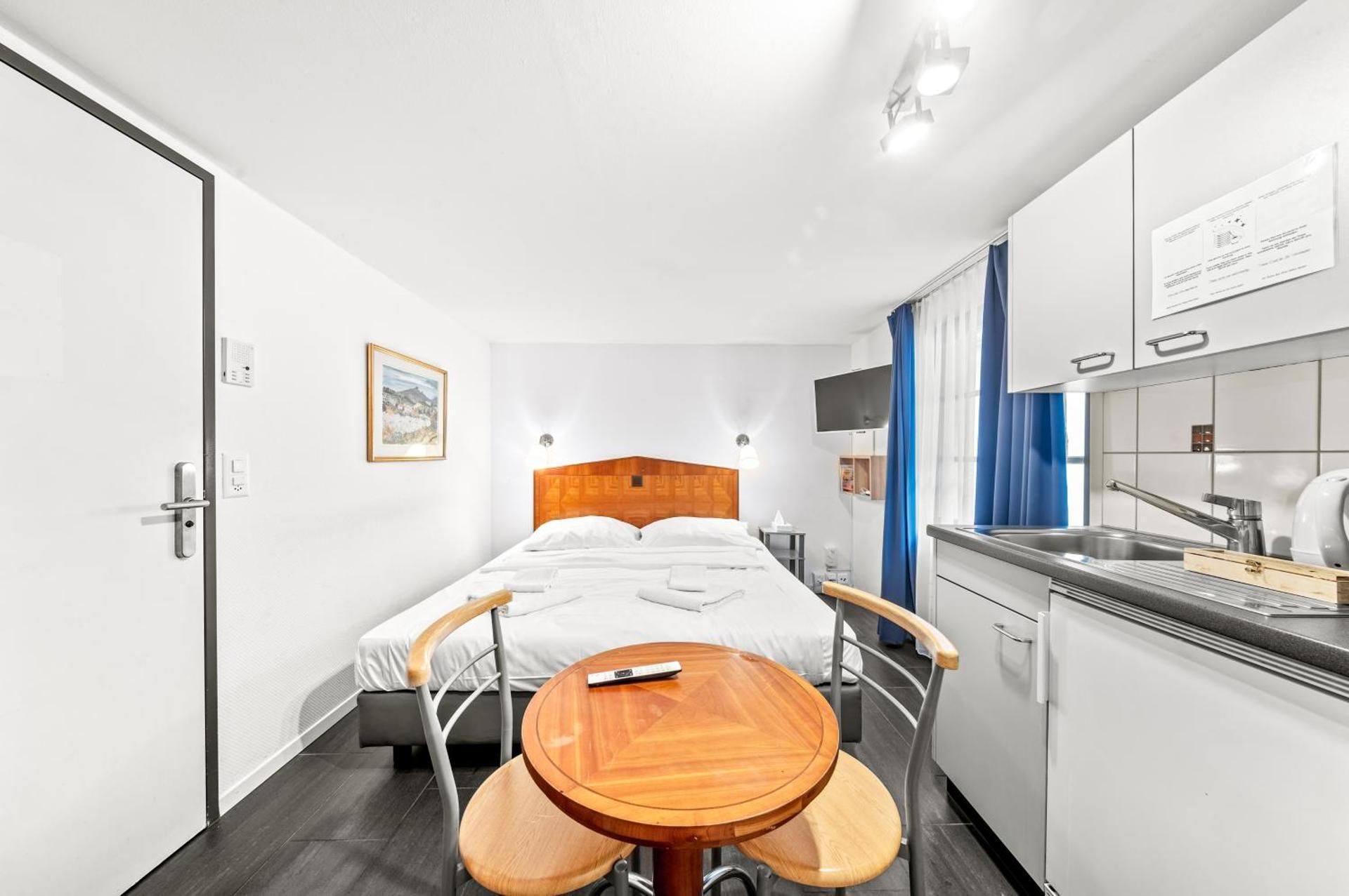 Superior Queen Room with Kitchenette