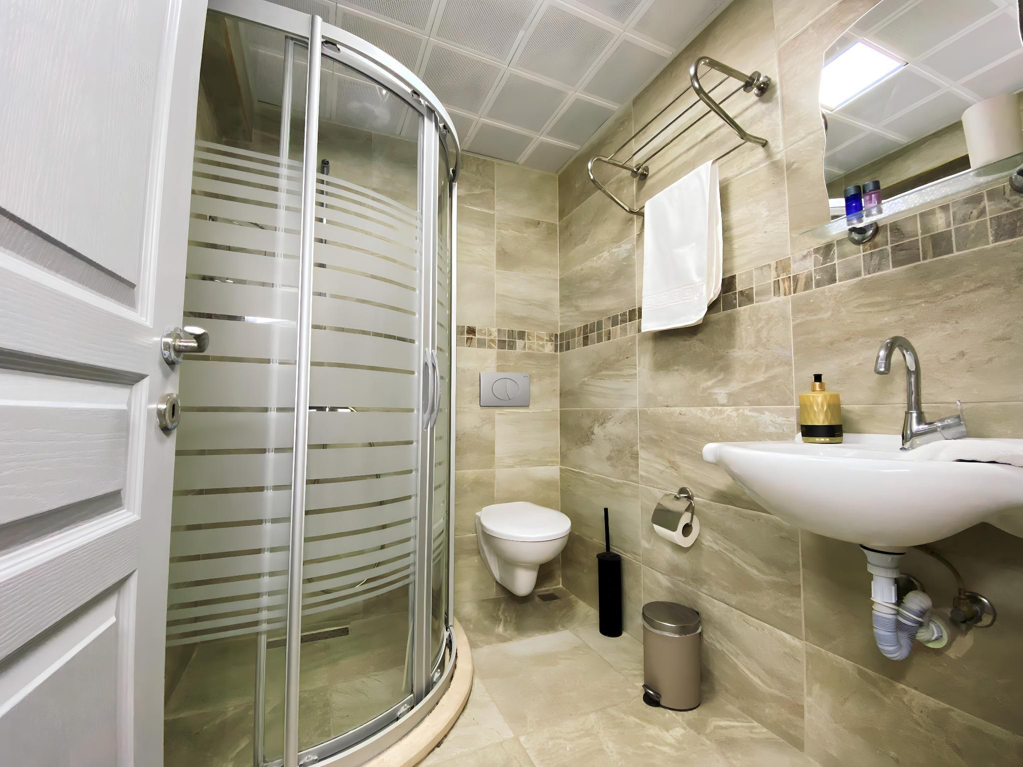 Queen Bee Hotel Superior Deluxe Twin 3