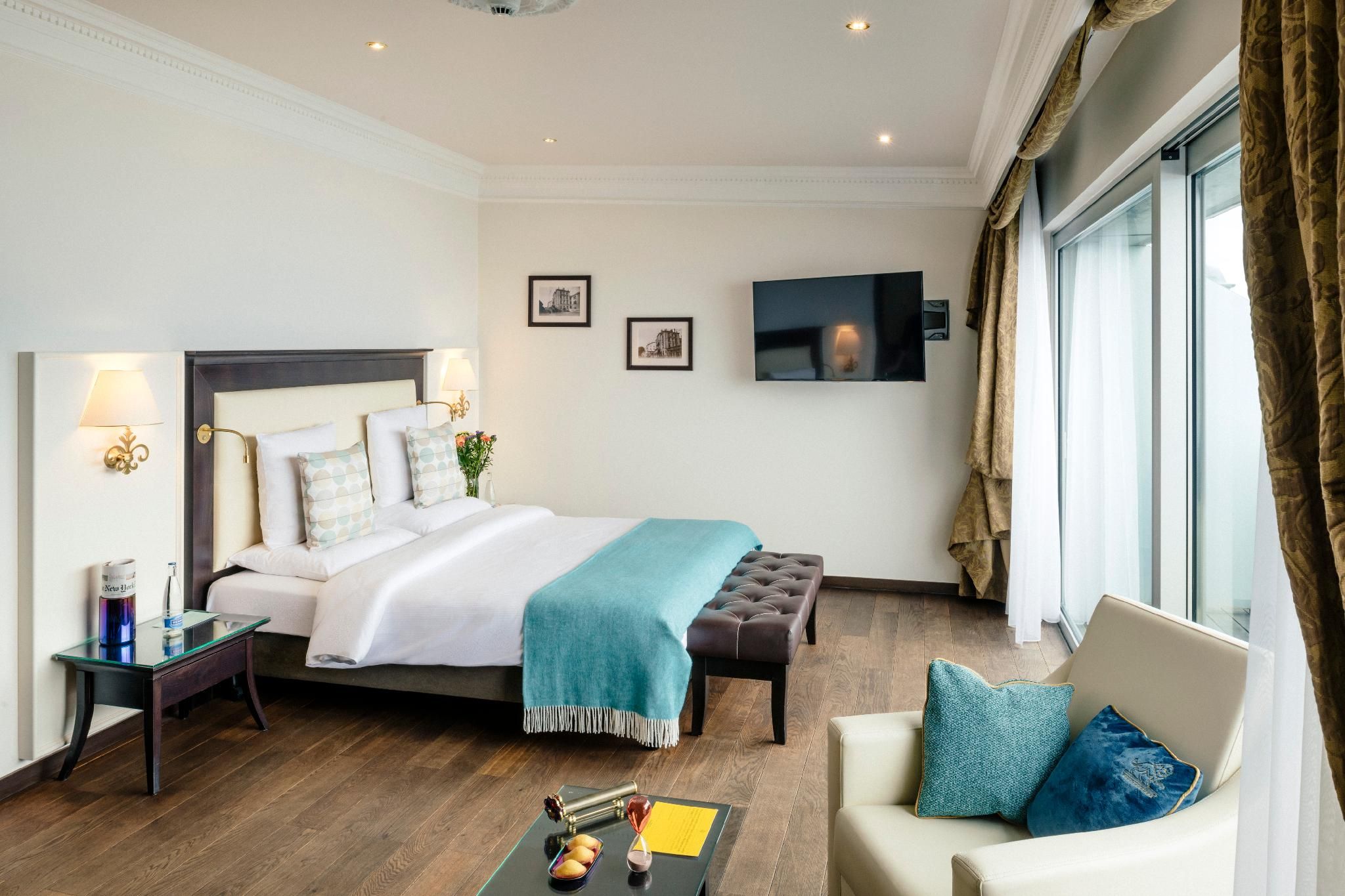 Executive Junior Suite, Junior Suite, 1 Queen, Lake view, Balcony