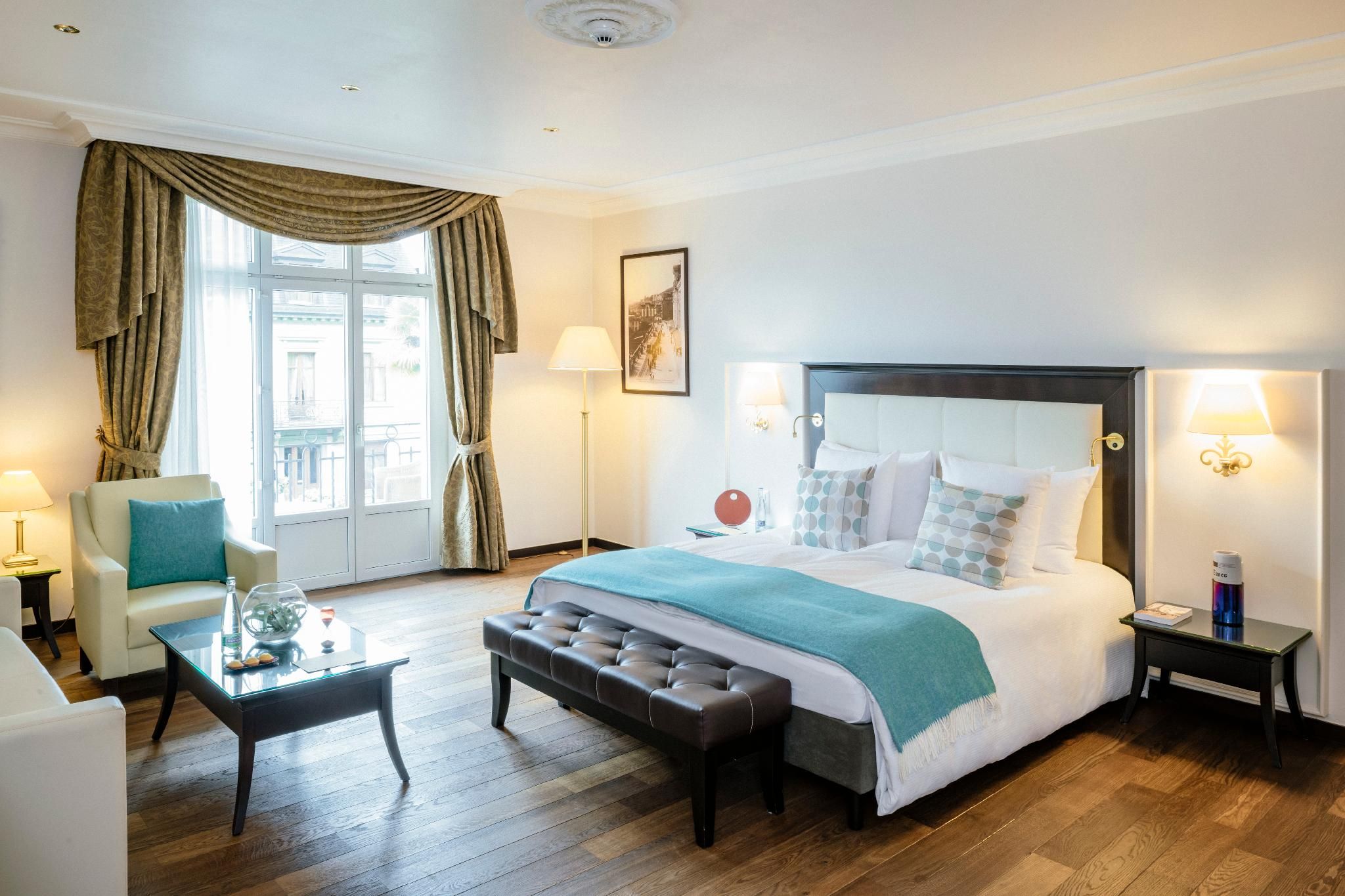 Suite Partial Lake, Suite, 1 Queen, Partial lake view, Balcony