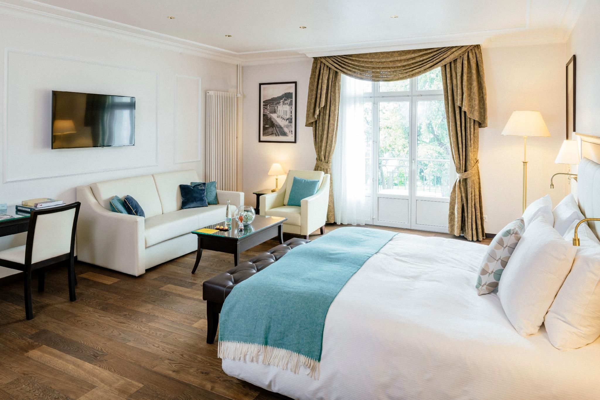 Suite Partial Lake, Suite, 1 Queen, Partial lake view, Balcony