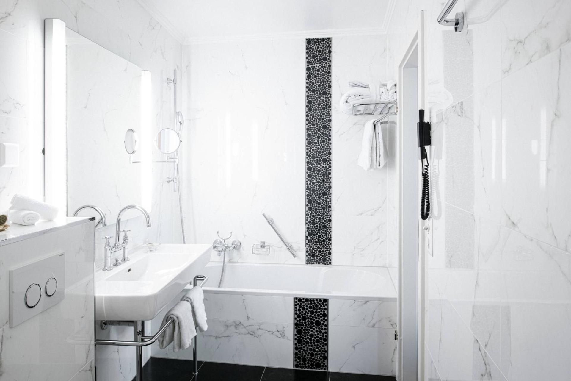 Superior Room, 2 Twins, Guest room, 2 Twin, Partial lake view, Balcony