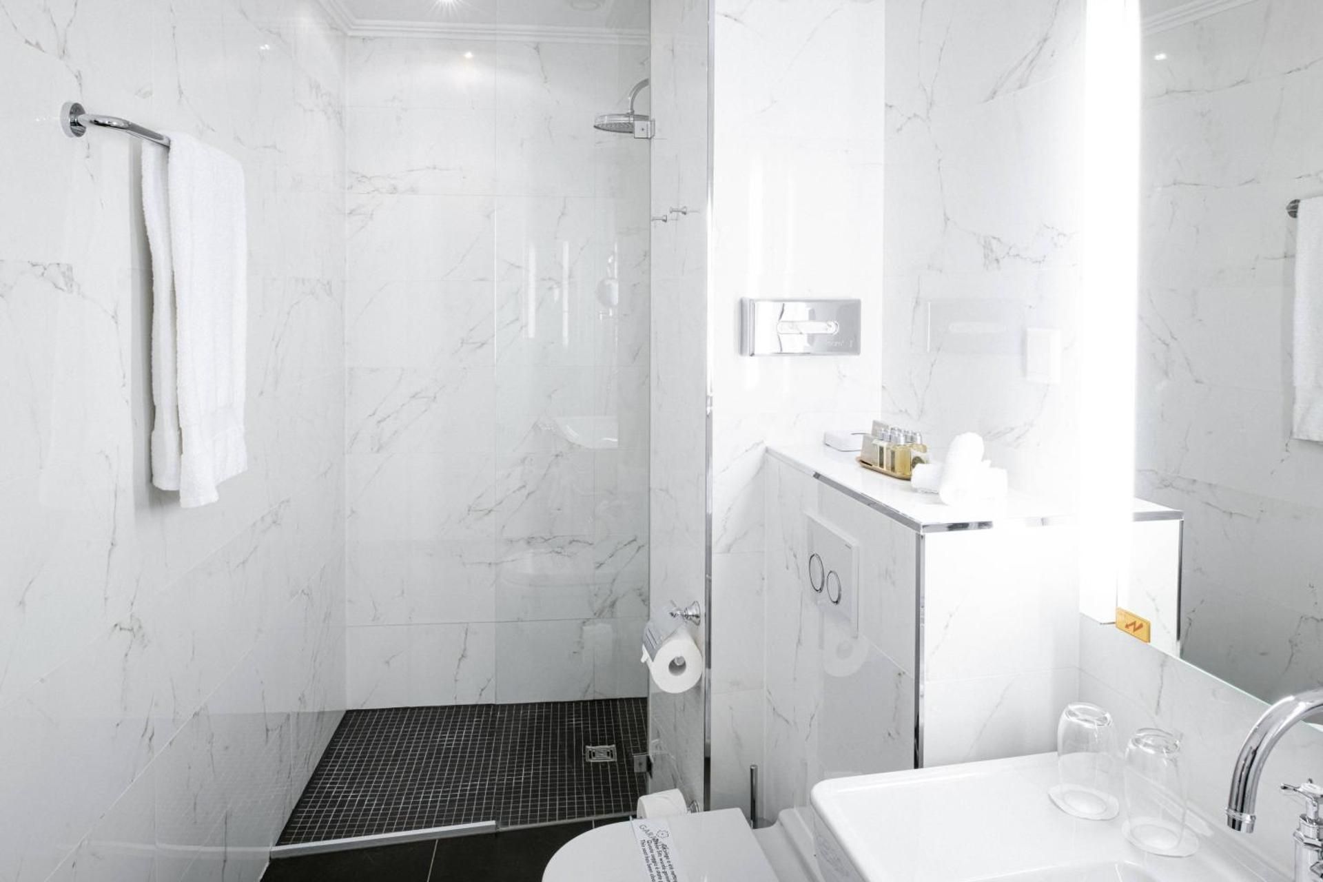 Superior Room Queen, Guest room, 1 Queen, Partial lake view, Balcony