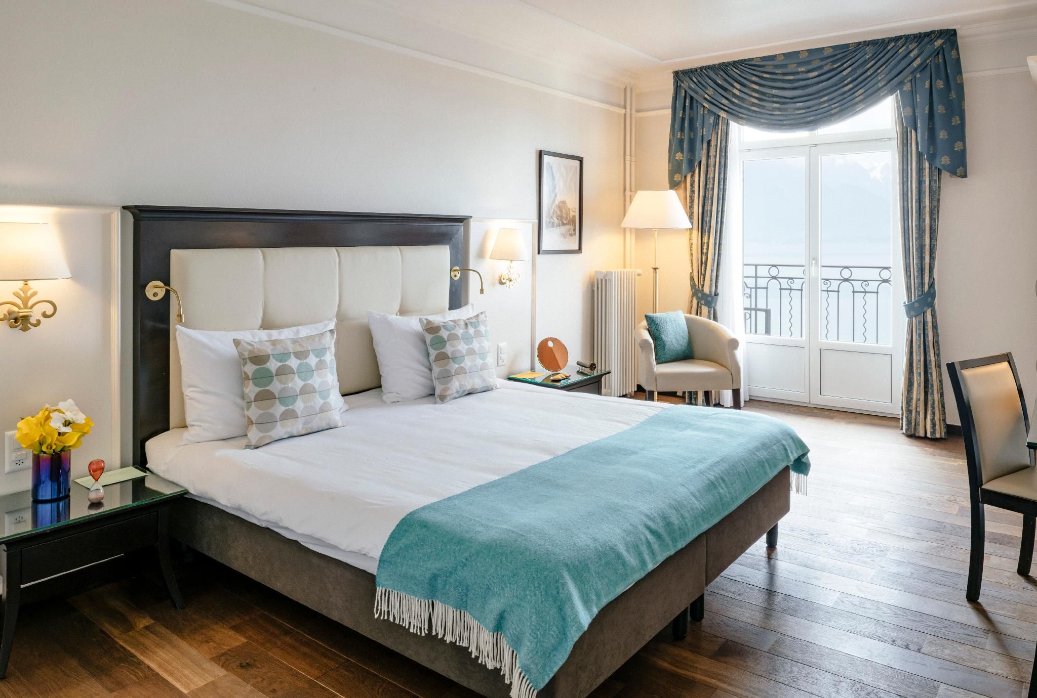 Deluxe Room Queen, Guest room, 1 Queen, Lake view, Balcony