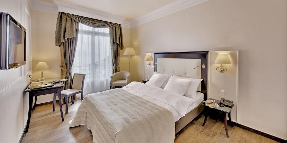 Deluxe Room Queen, Guest room, 1 Queen, Lake view, Balcony