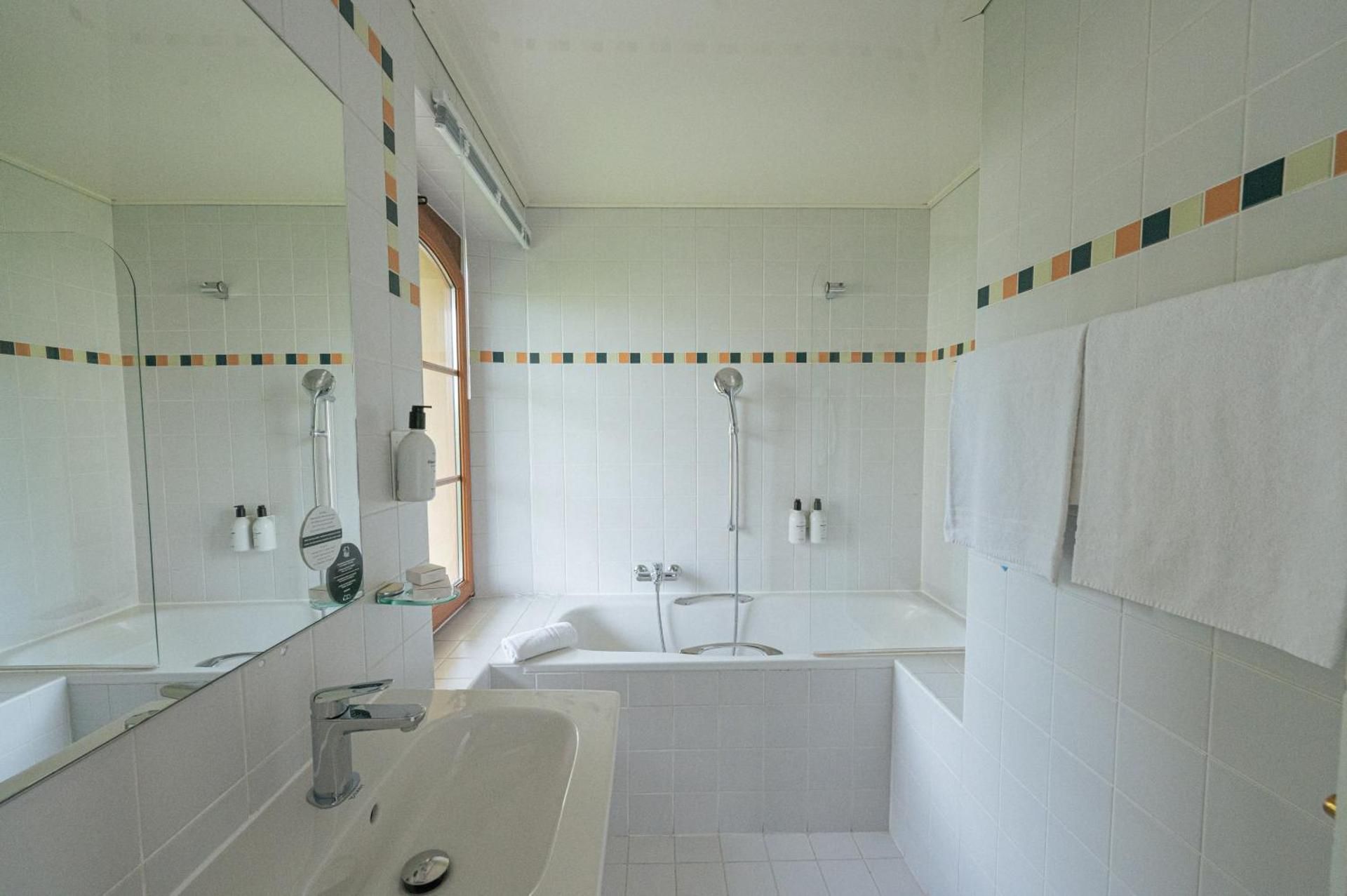 Signature Junior Suite, Balcony & Lake view