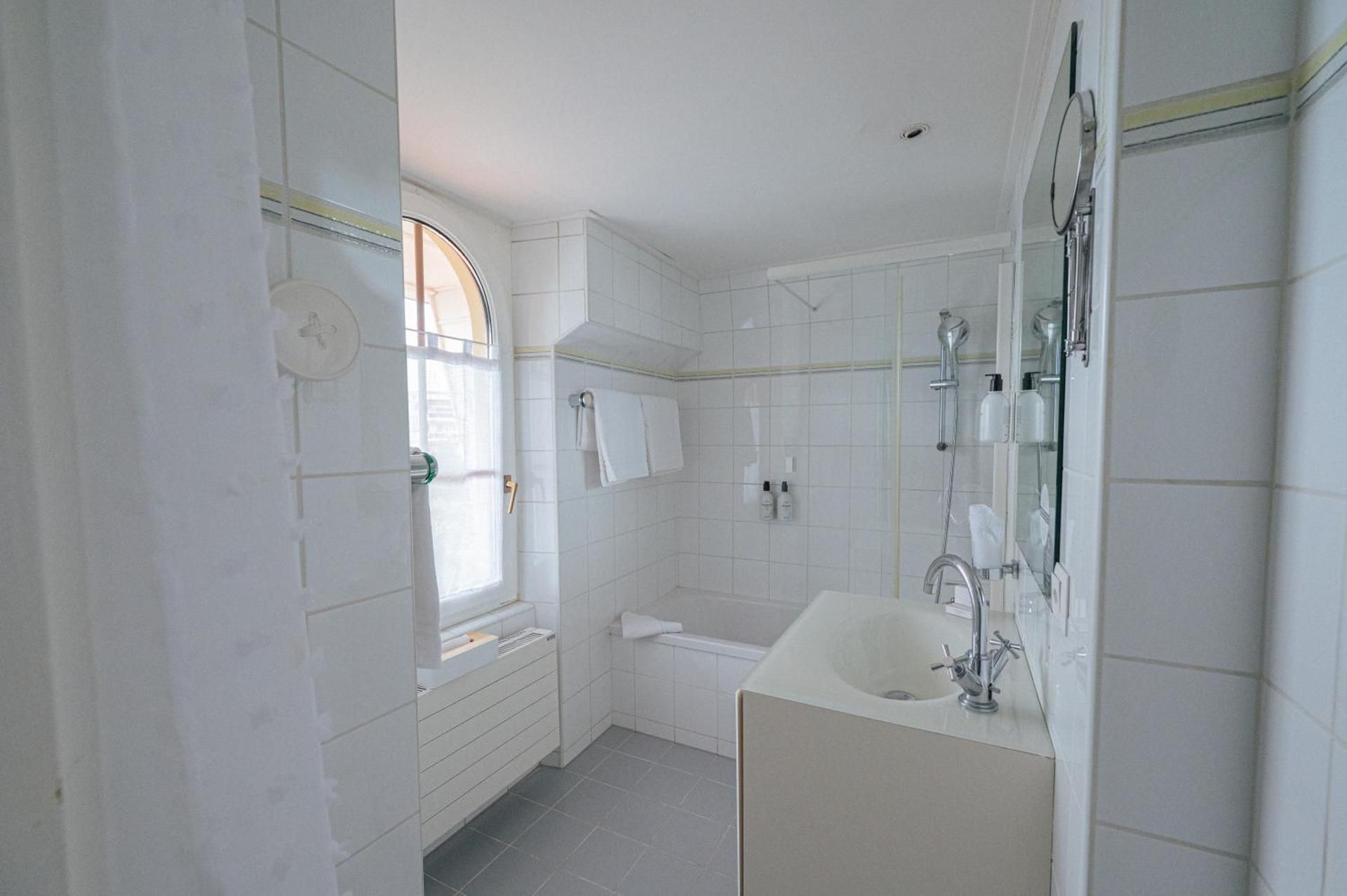 La Villa Comfort room with Lake & Mountain view 2