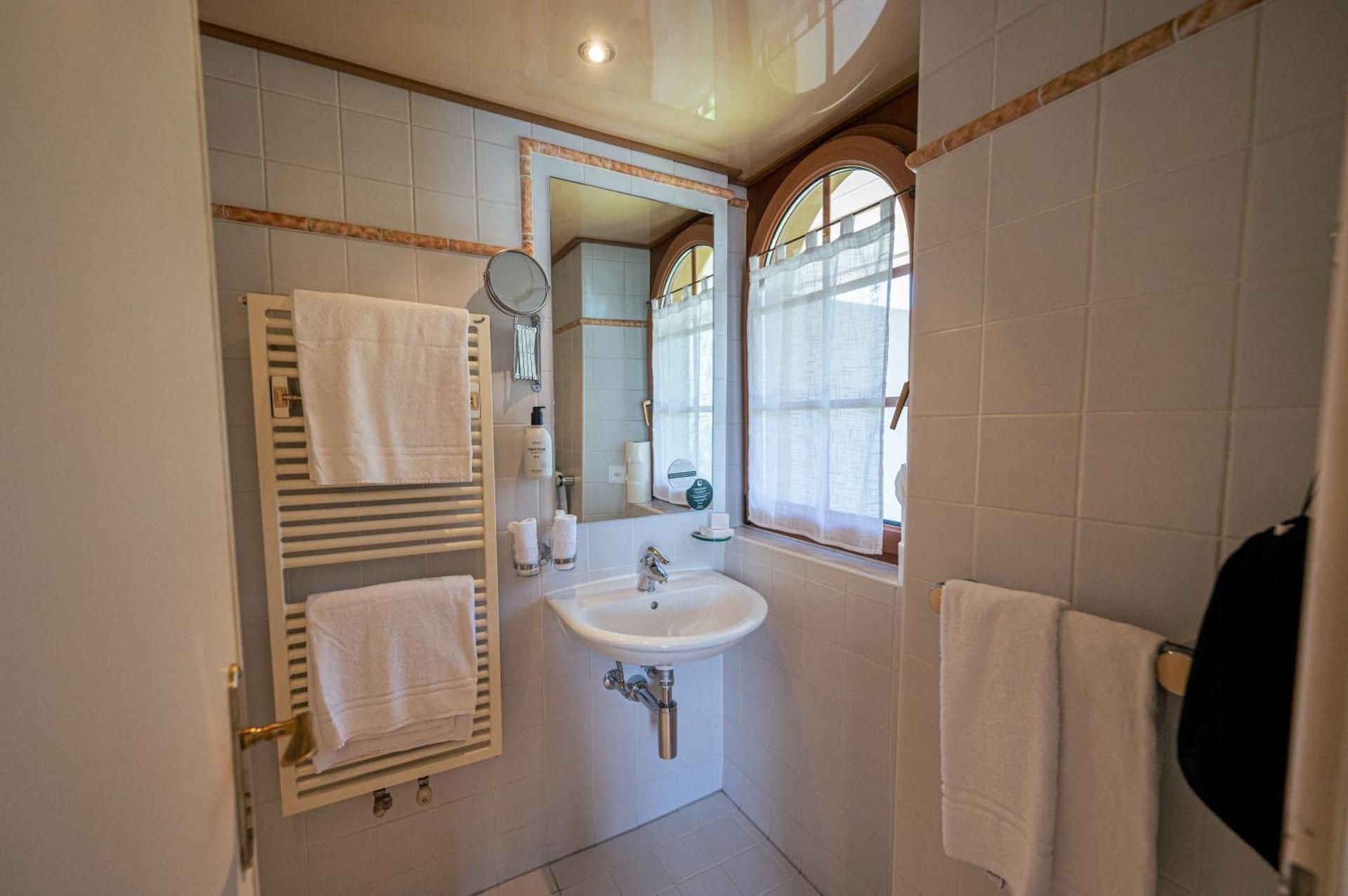 Standard Room with Balcony, Garden & Lake view