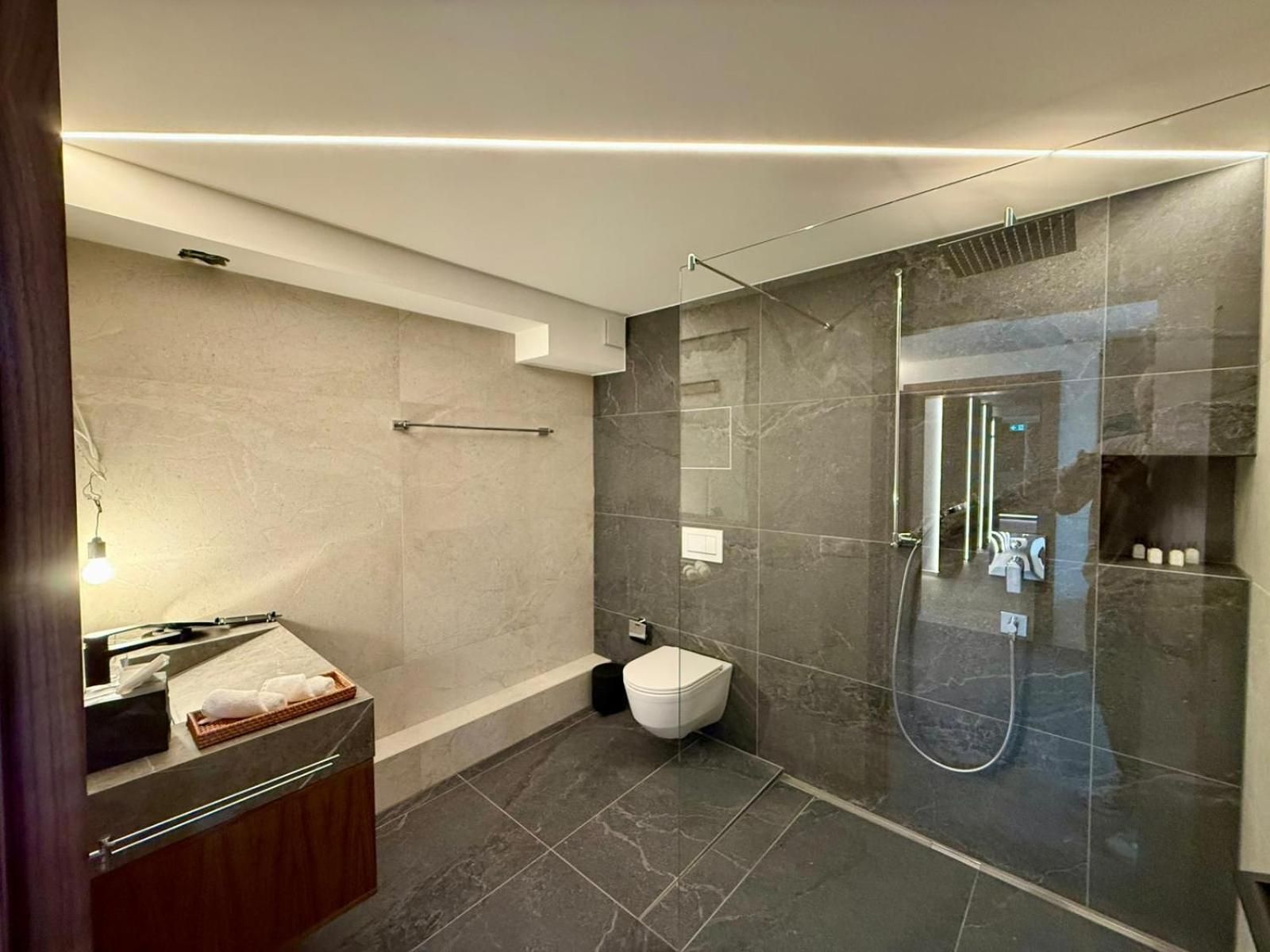 Deluxe Suite with Spa Bath