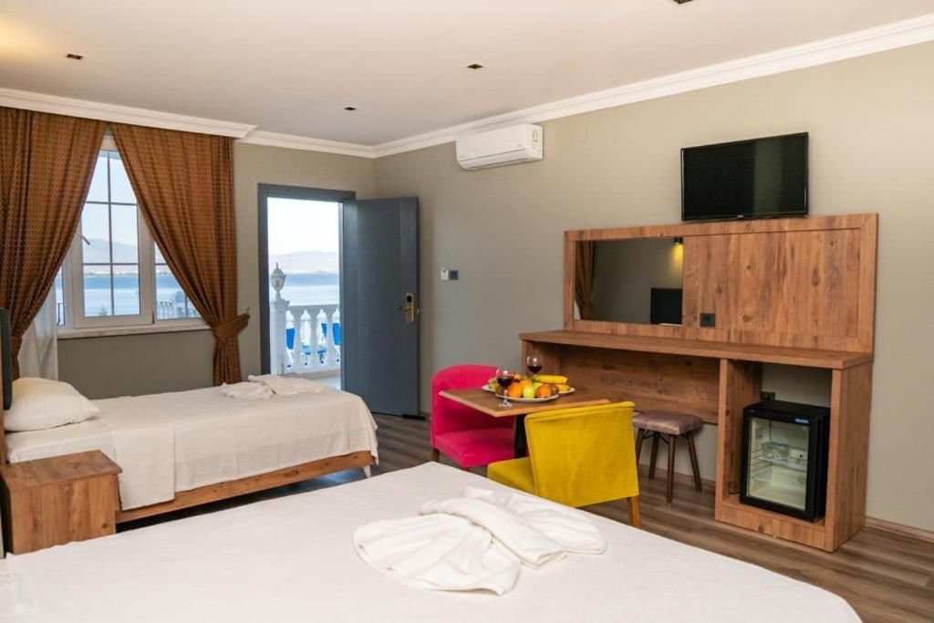 Standard Triple Room with Balcony and Sea View
