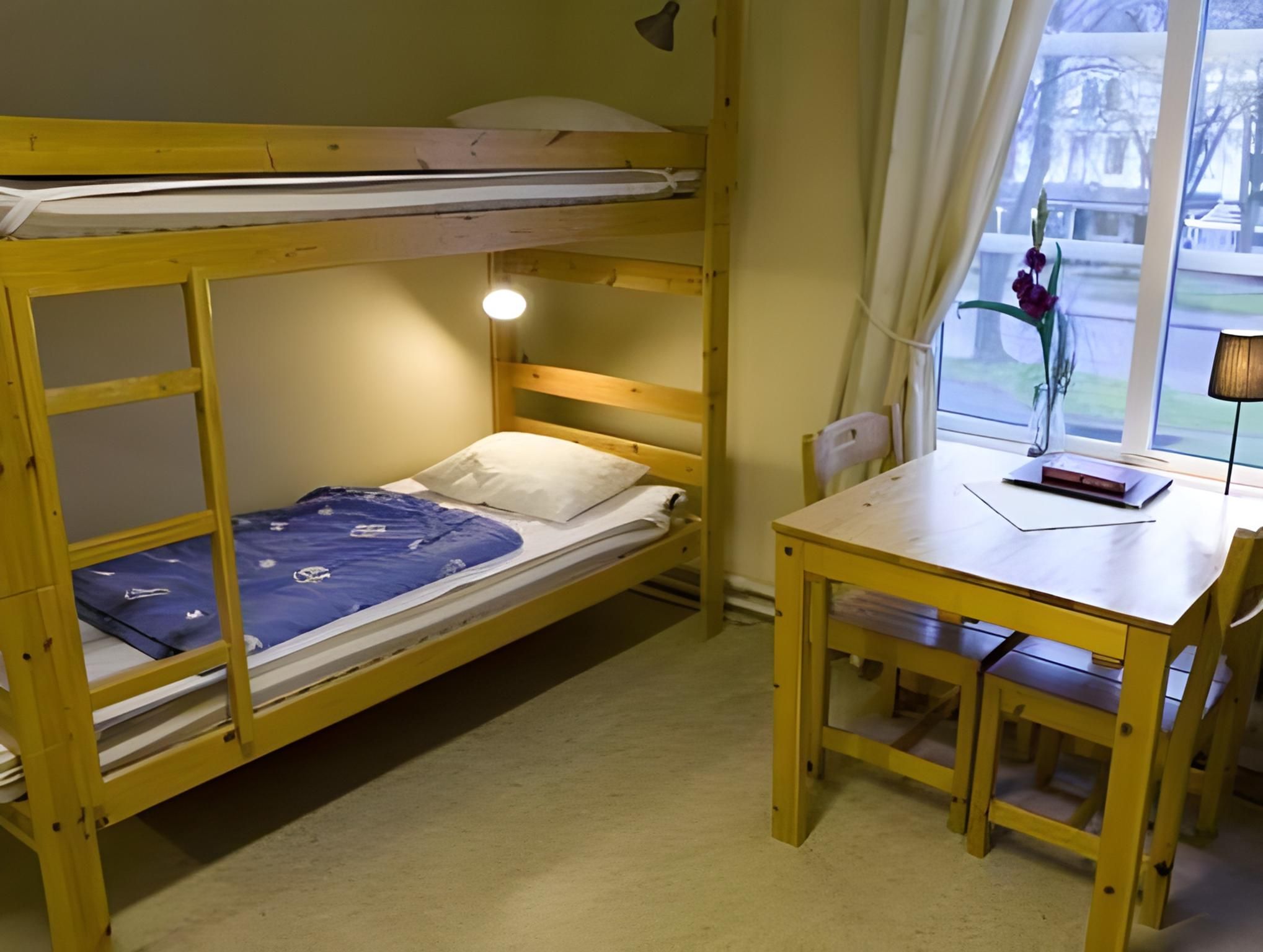 Family Room with Shared Bathroom (6 Adults)