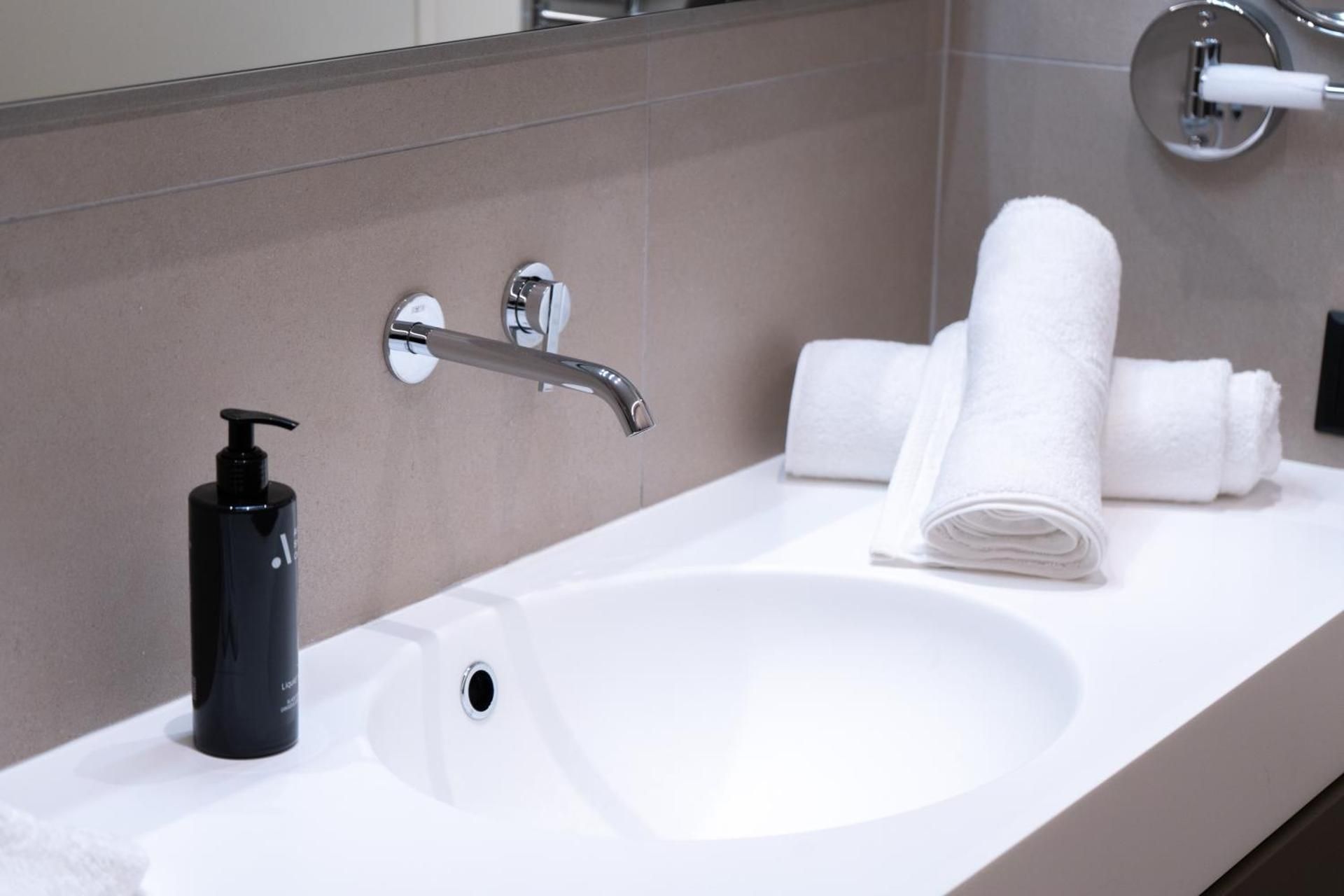Deluxe King Suite