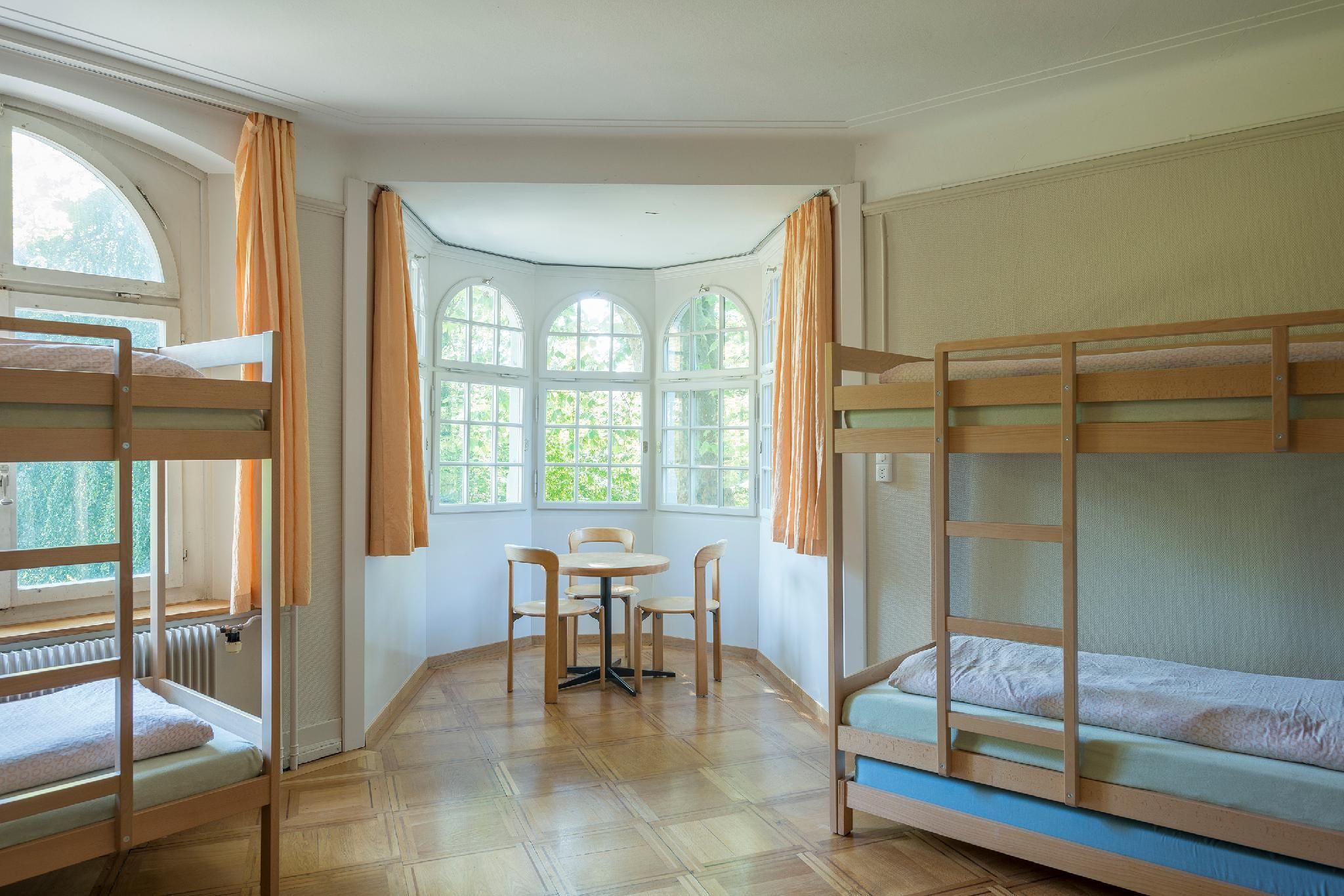 Private Room for 6 People with Shared Bathroom