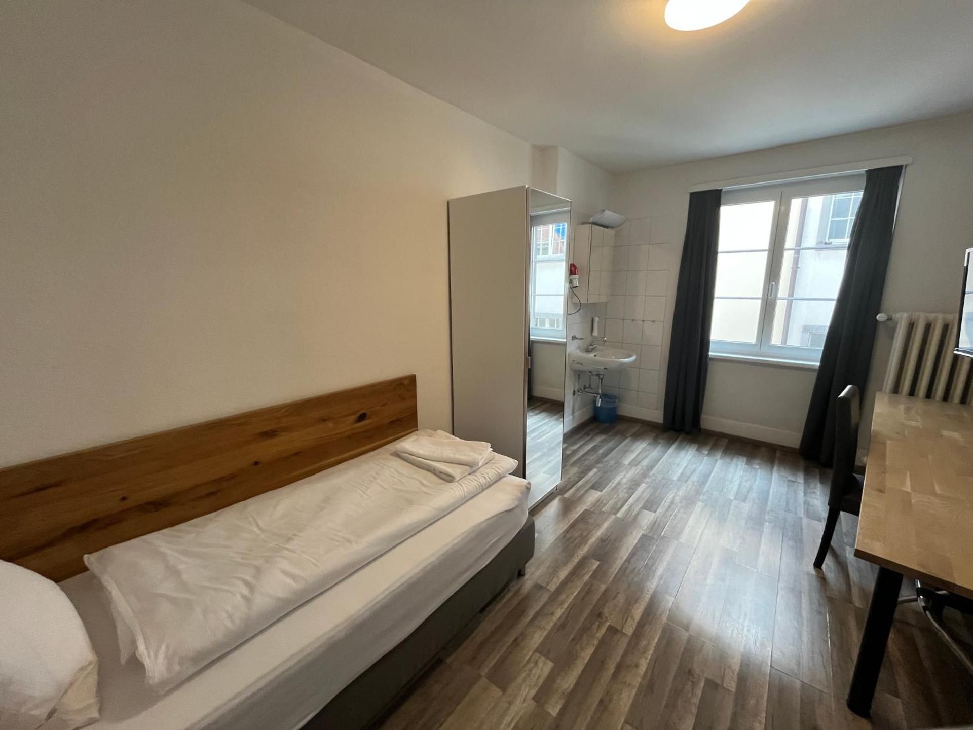 Budget Single Room with Shared Bathroom