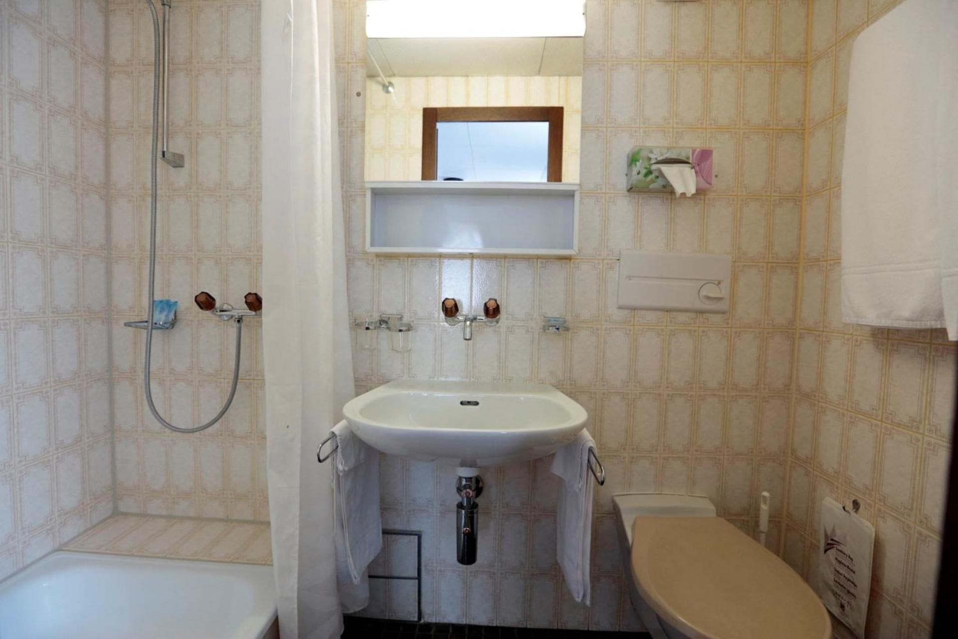 HotelChur.ch Budget Single Room 3