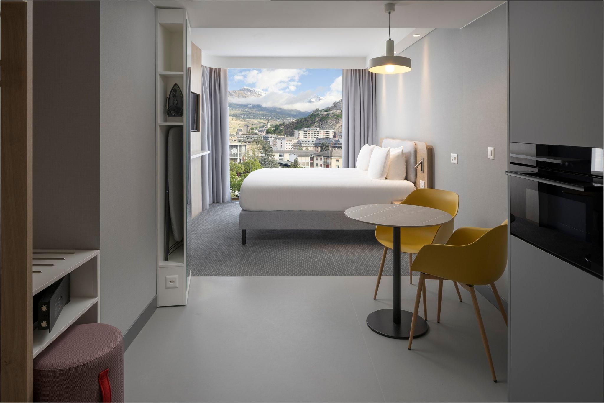 1 Queen Suite