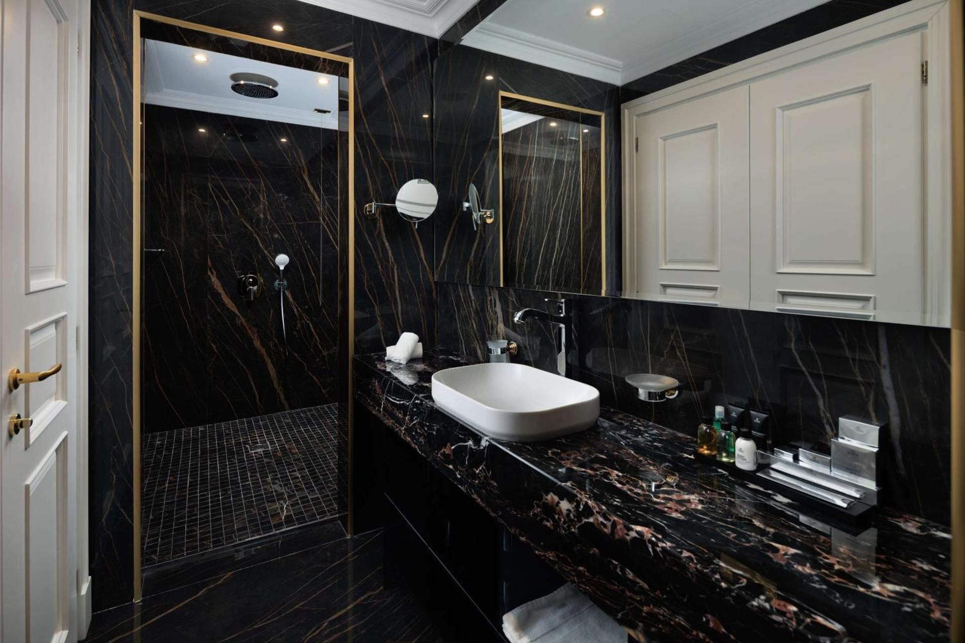 Suite - Lake View